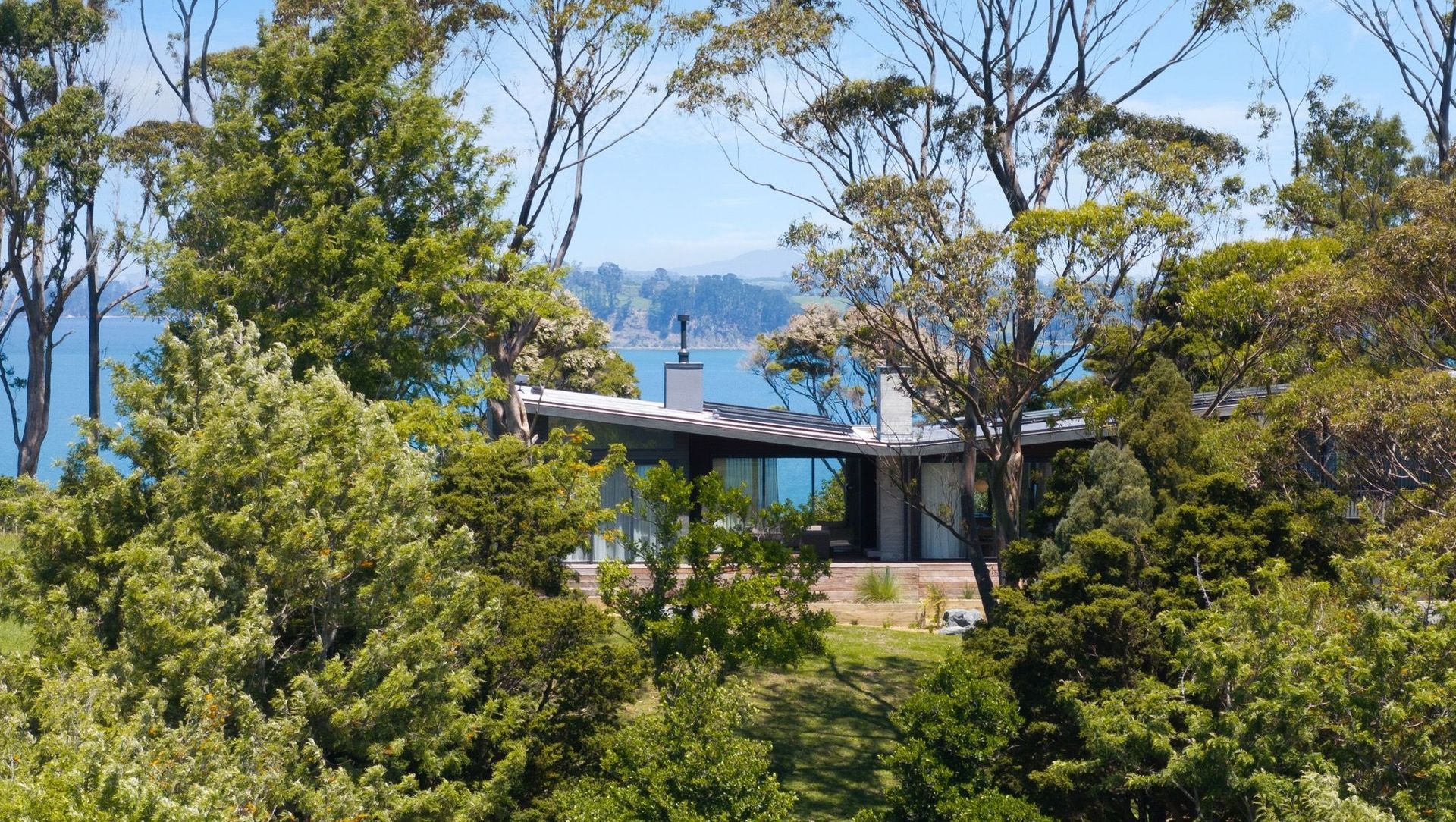 Coastal retreat in a bush setting