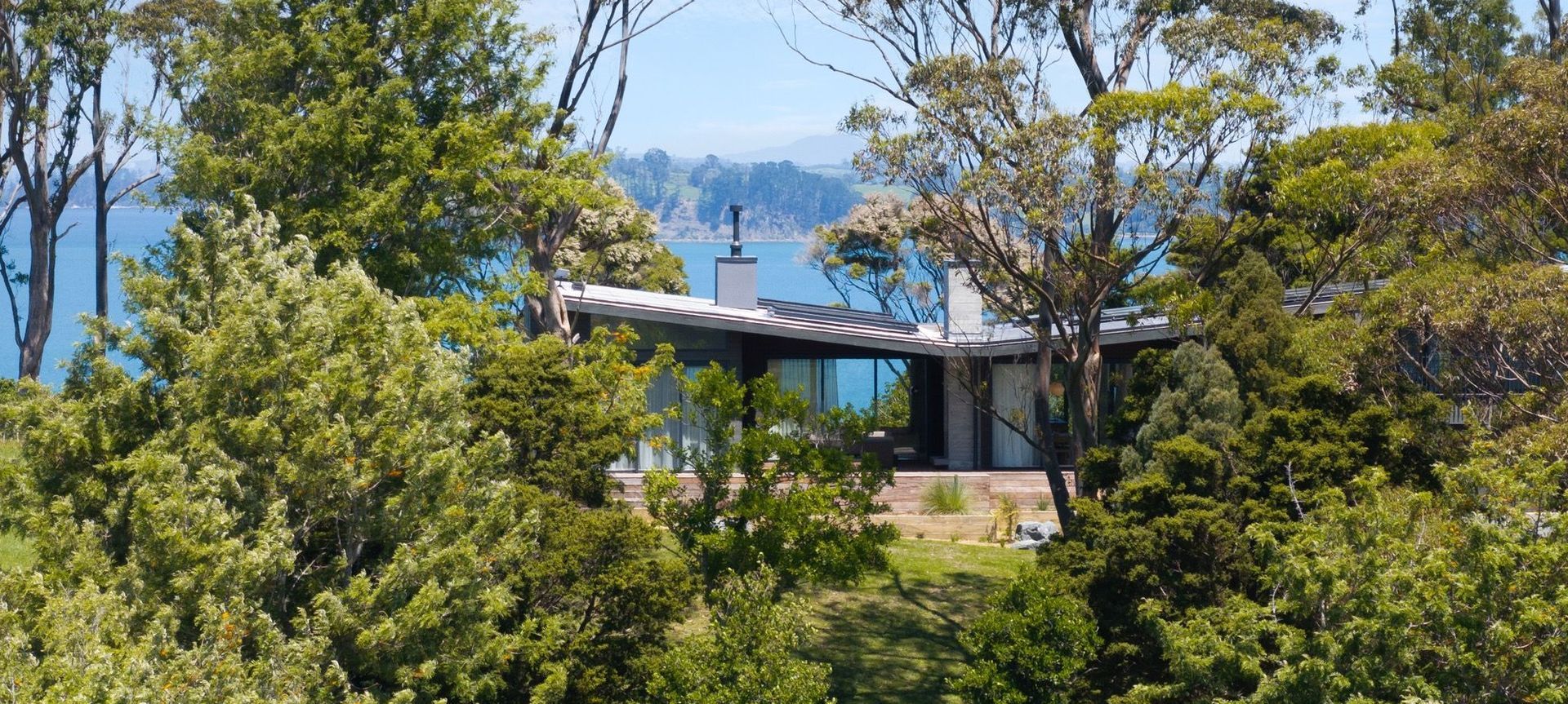 Coastal retreat in a bush setting
