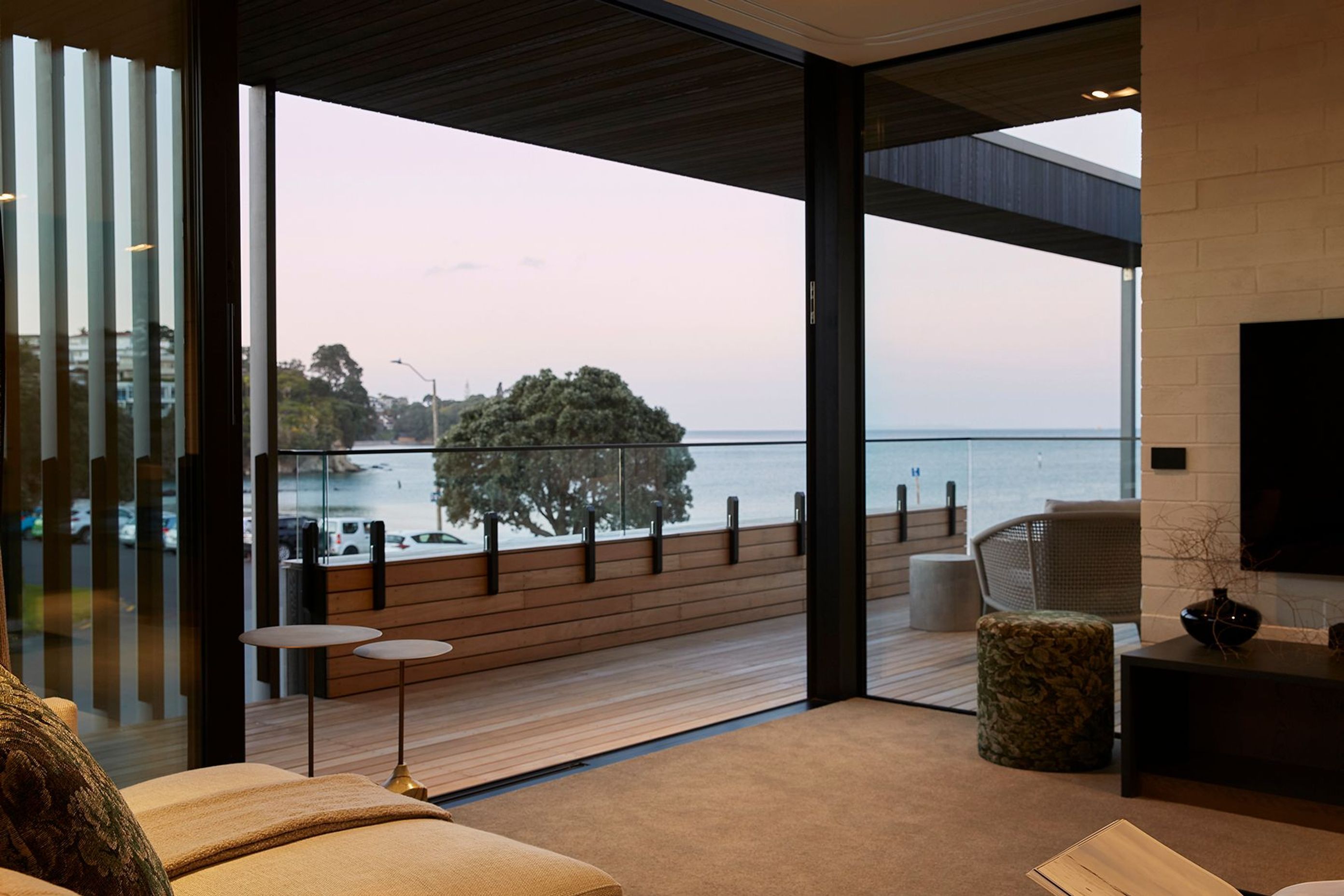 Milford beach house - a love letter to Modernism 
