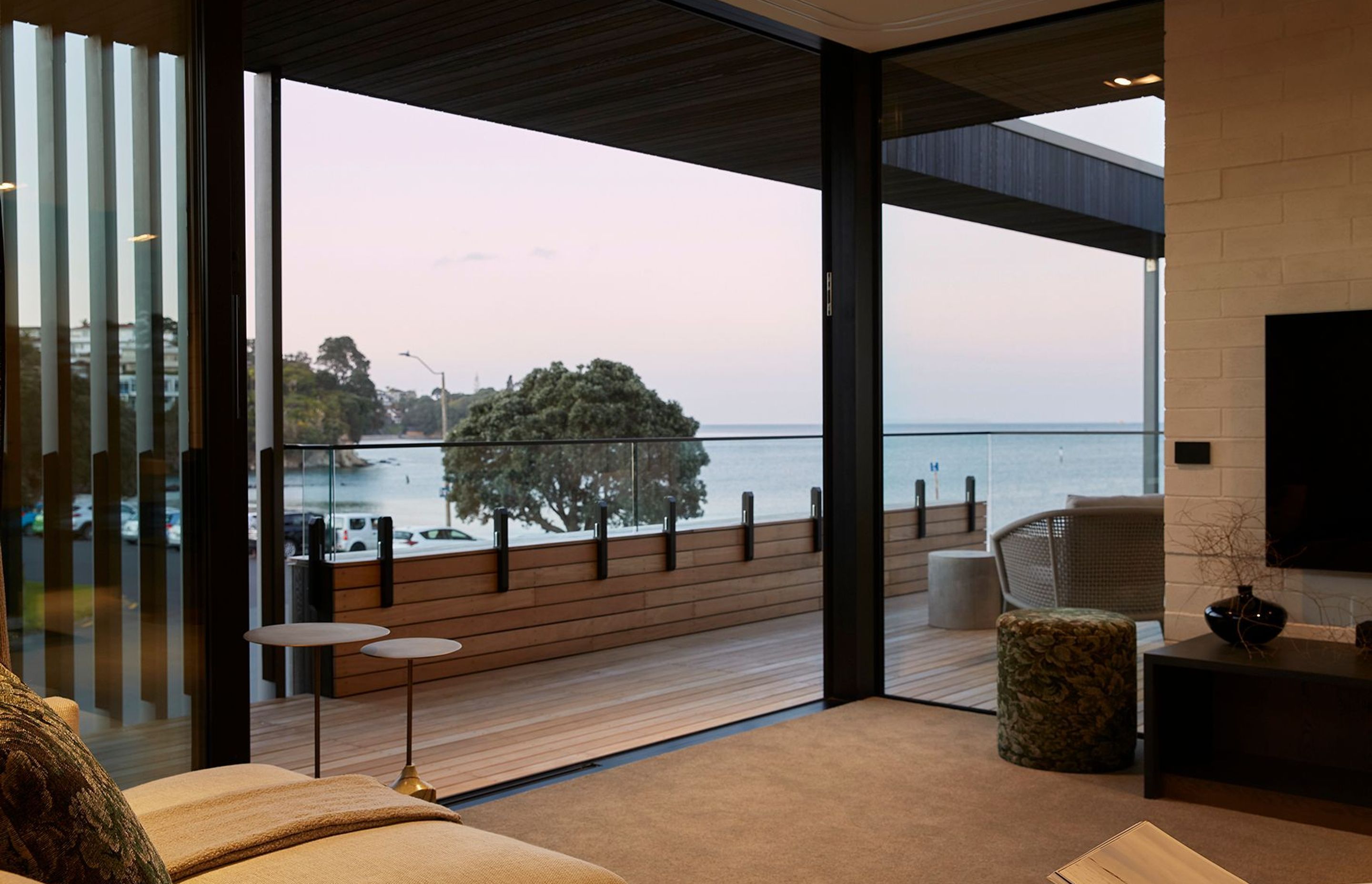 Milford beach house - a love letter to Modernism
