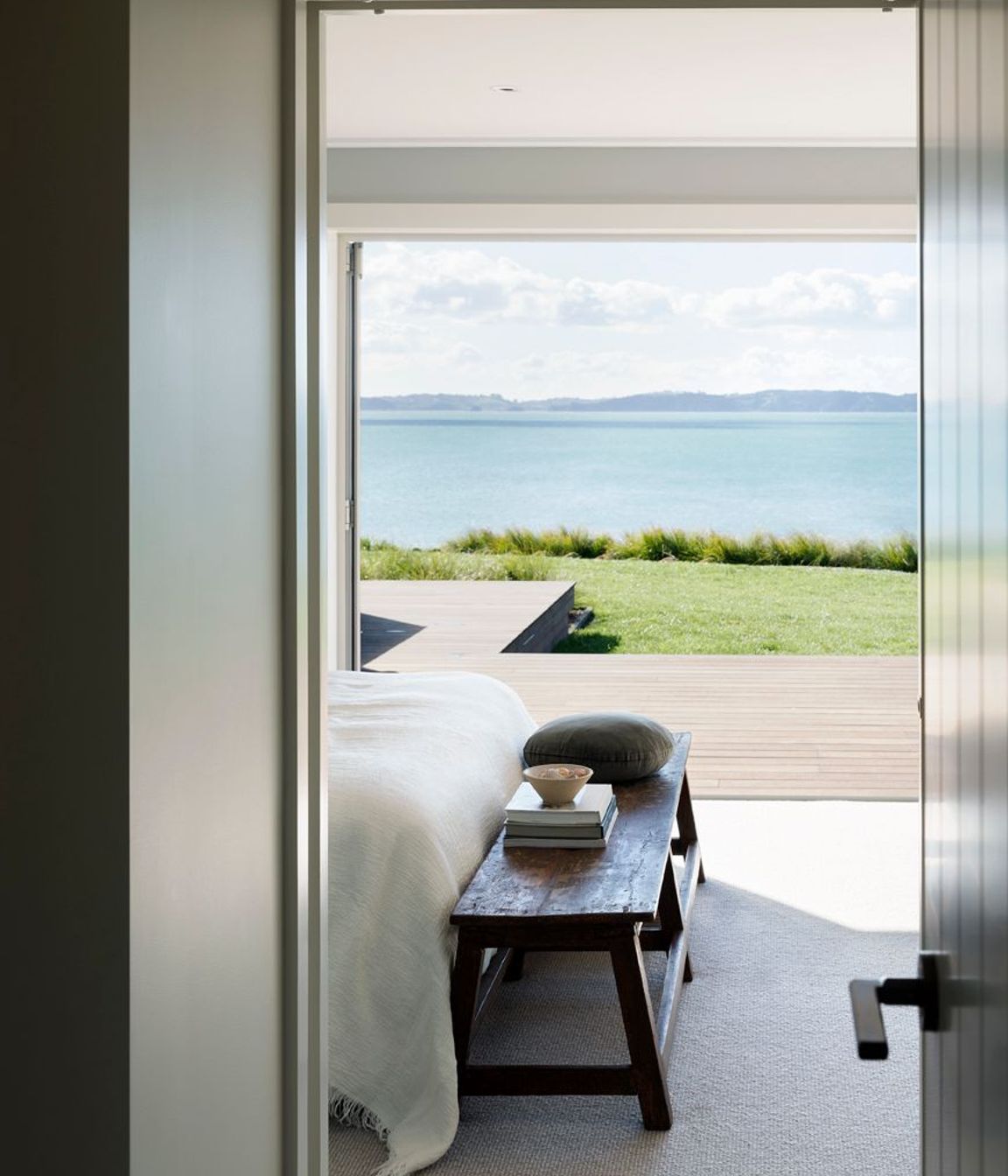 The original bach had had many alterations and additions over the years but still remained closed off. A big part of the brief for the new house was for there to always been some form of connection to the sea.