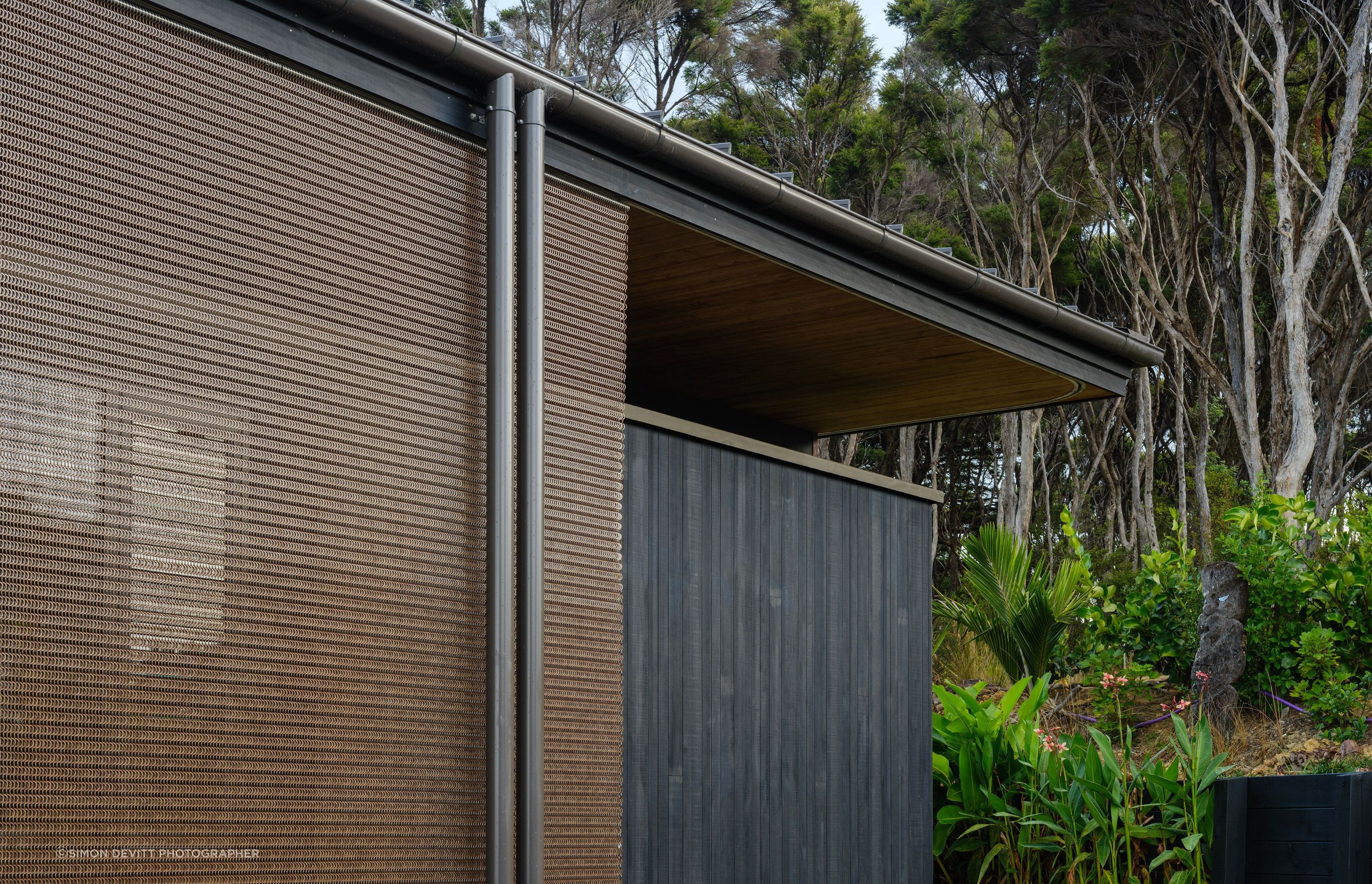 Kawau-Island-HouseKaynemaile-screen-and-roof-detailSimon-Devitt-Photographer8.jpg