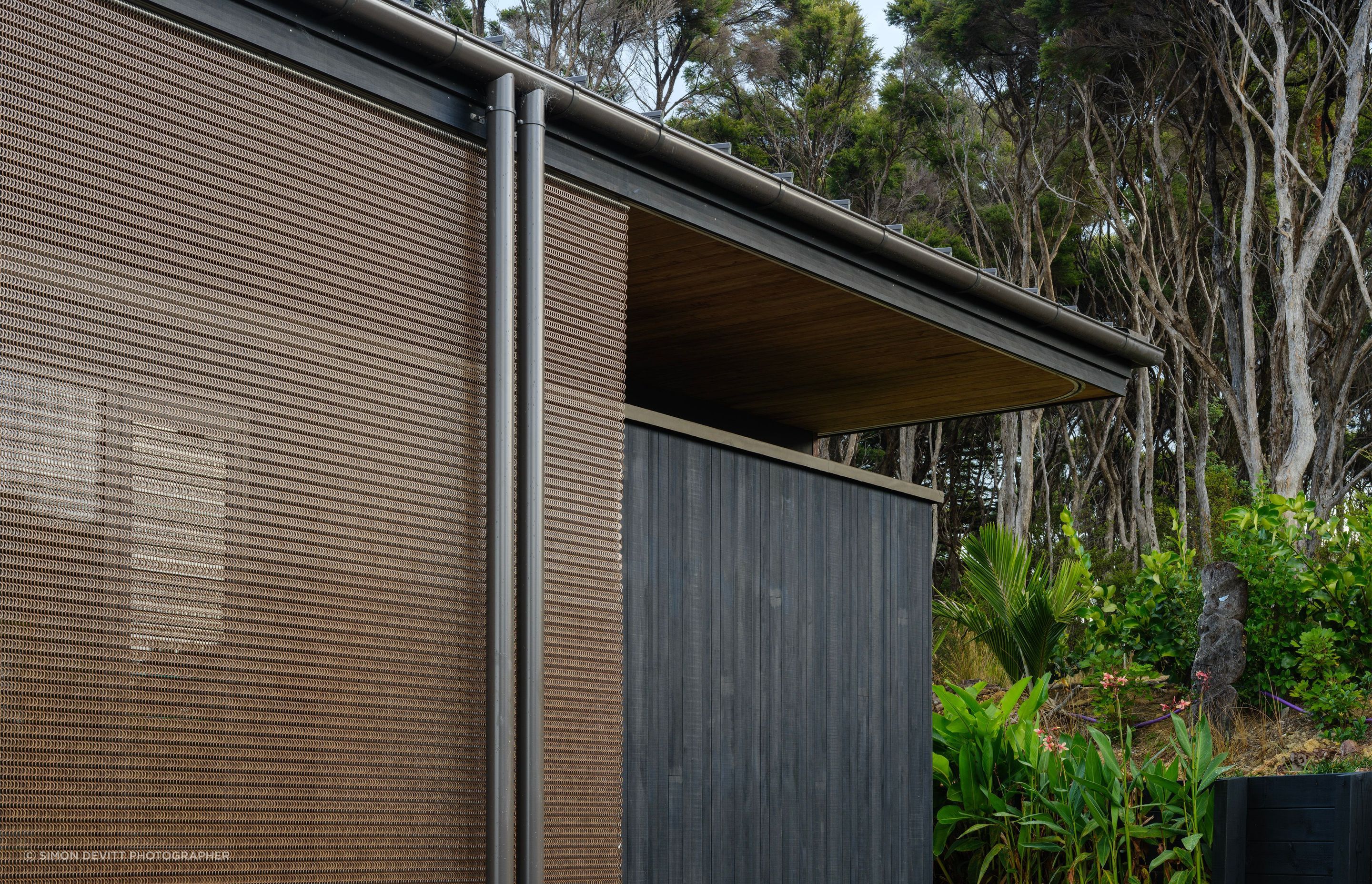 Kawau-Island-HouseKaynemaile-screen-and-roof-detailSimon-Devitt-Photographer8.jpg