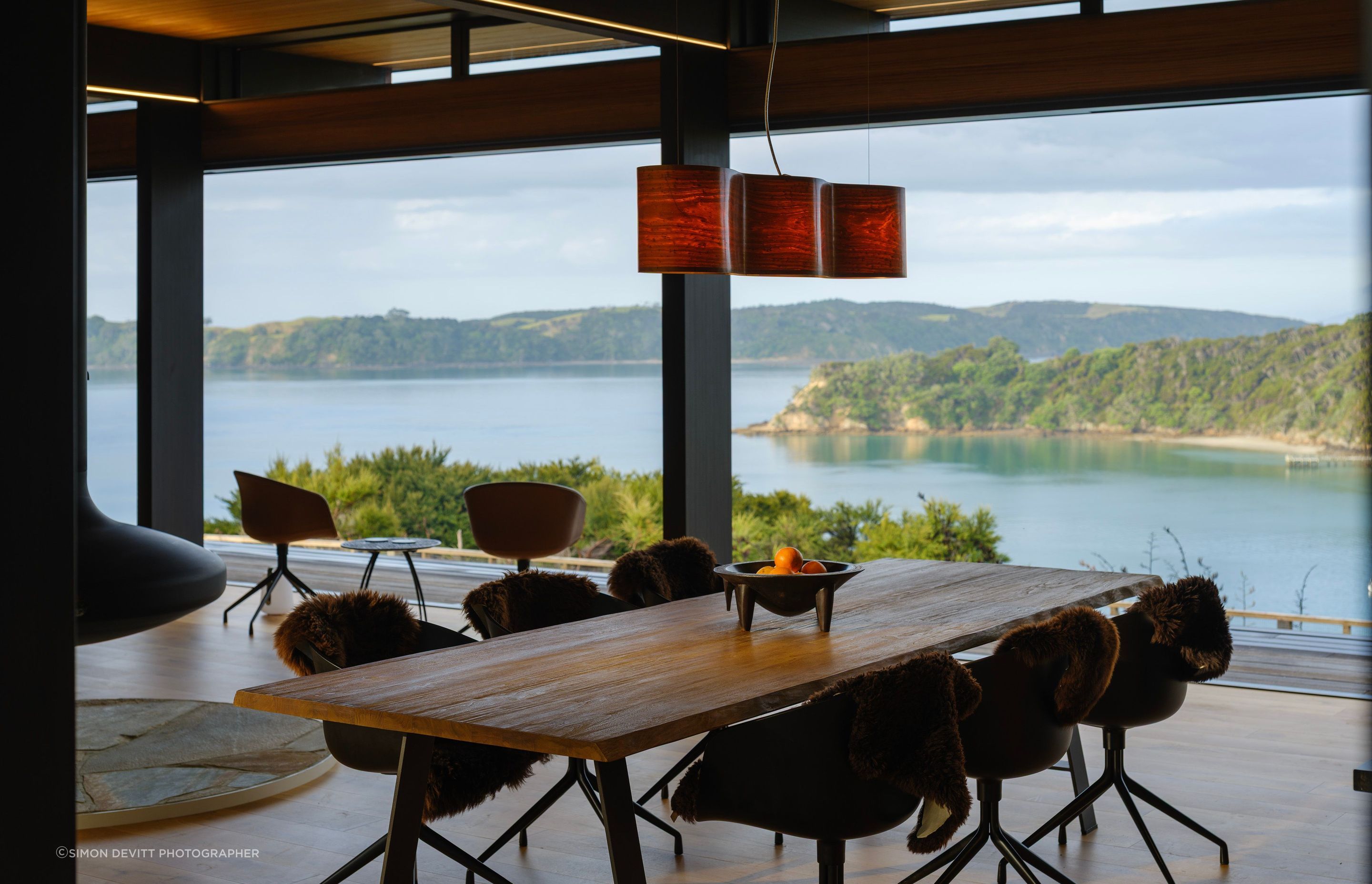 Kawau-Island-Housedining-space-looking-out-over-Vivian-BaySimon-Devitt-Photographer4.jpg