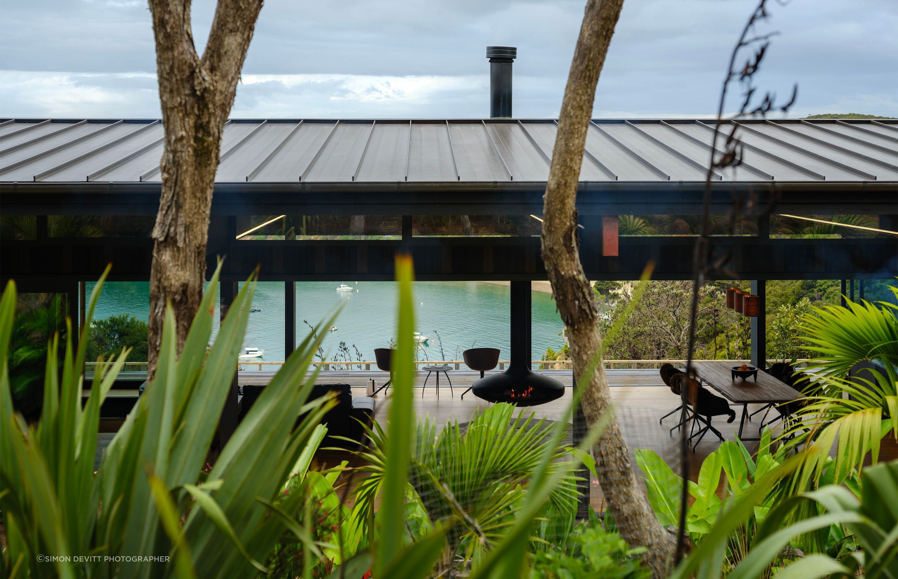 Kawau-Island-Houselush-planting-through-to-houseSimon-Devitt-Photographer1.jpg