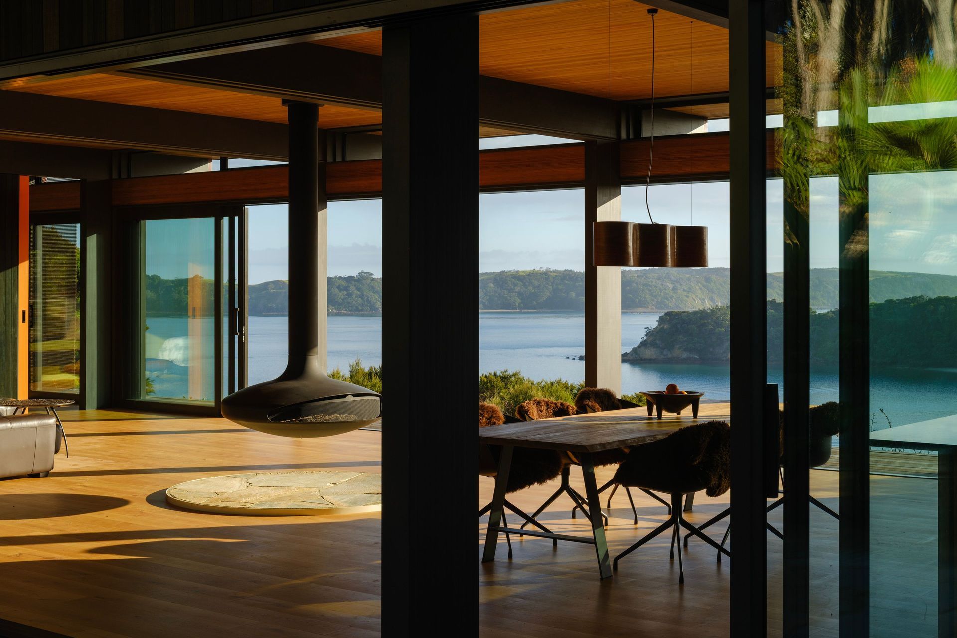 Kawau-Island-Housemorning-sun-through-living-and-dining-spacesSimon-Devitt-Photographer5.jpg