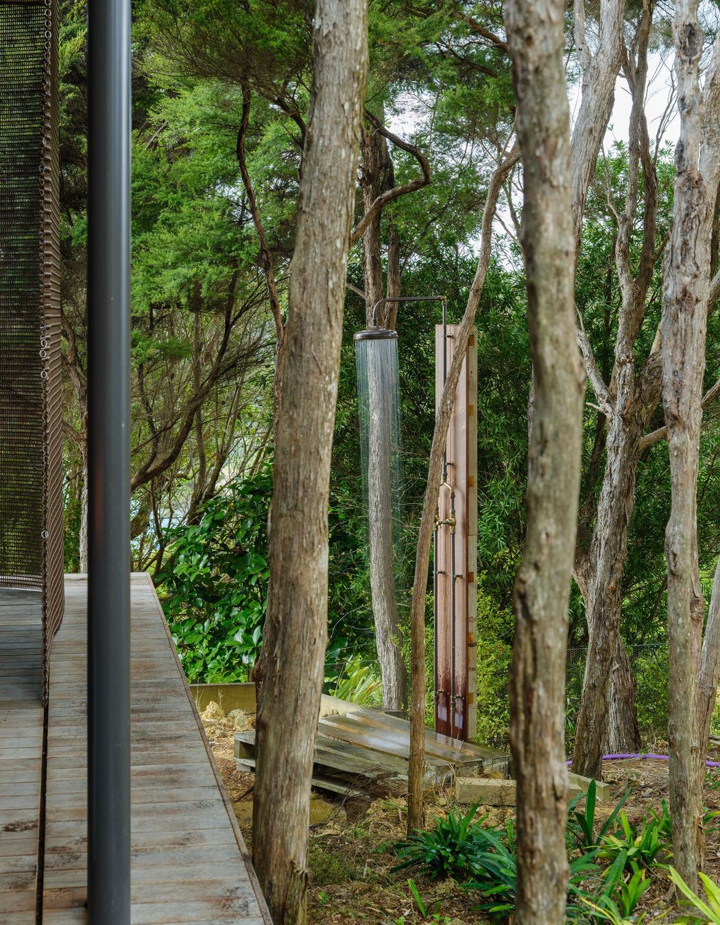 Kawau-Island-Houseoutdoor-showerSimon-Devitt-Photographer11-v2.jpg