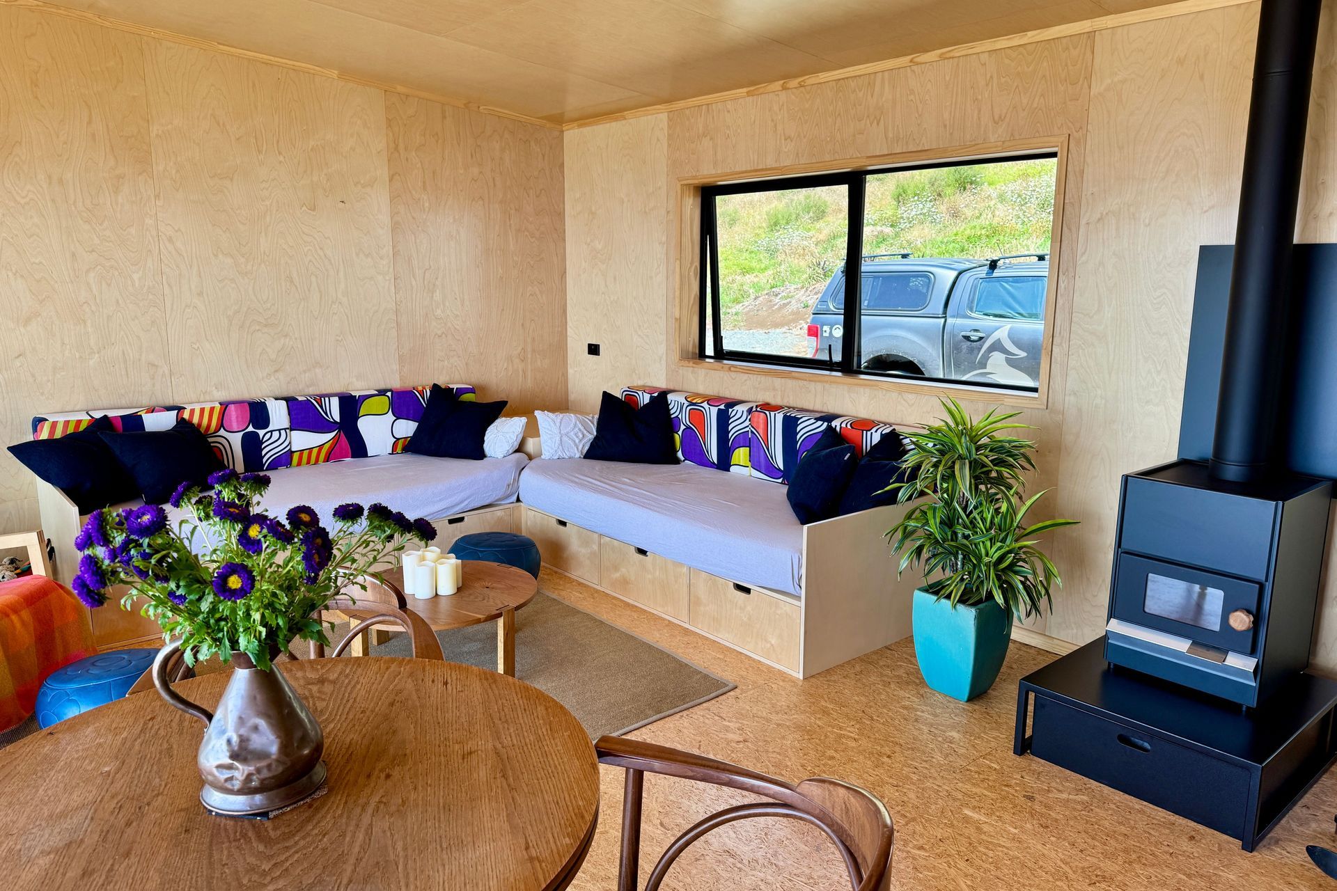 Lounge featuring OSB satin flooring