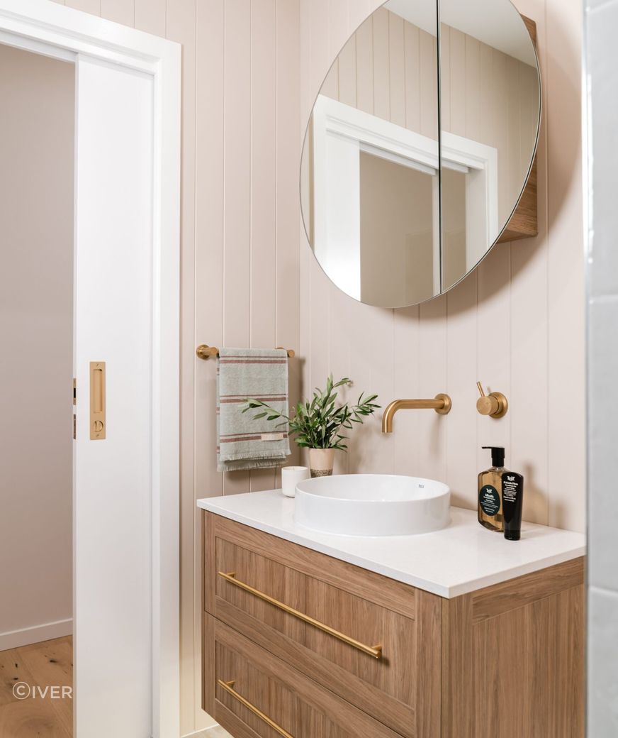 Master-Bed-Ensuite-Hunting-for-George-Reno-Goals-Lorne-Beach-House-DSC08370-scaled.jpg