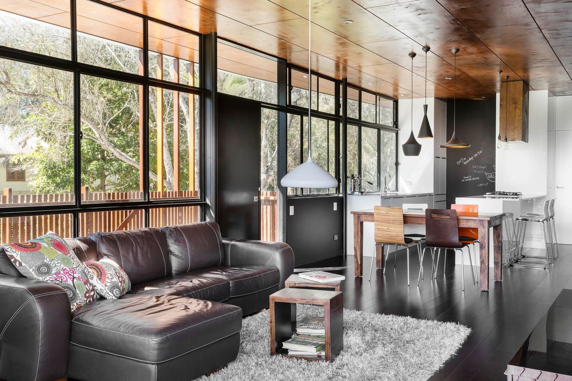 Photography: Damien Bredberg Photography | Innovative details help avoiding the use of expensive commercial windows, a custom joiner was developed in order to use standard residential window sections and achieve floor-to-ceiling windows.