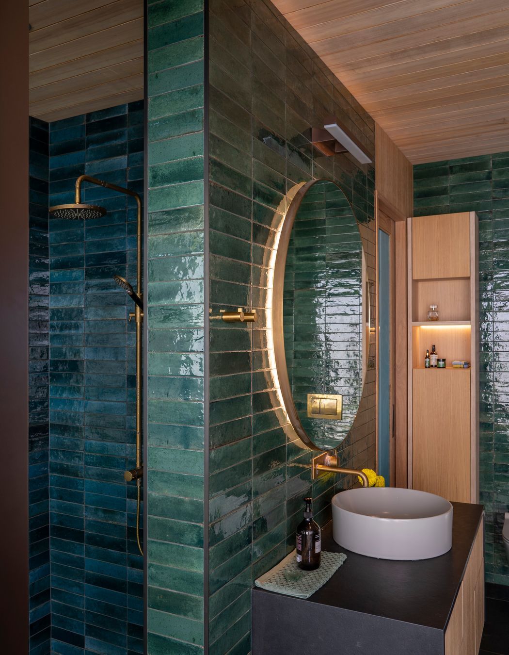 A considered ensuite layout allows for privacy, while the view can still be enjoyed.