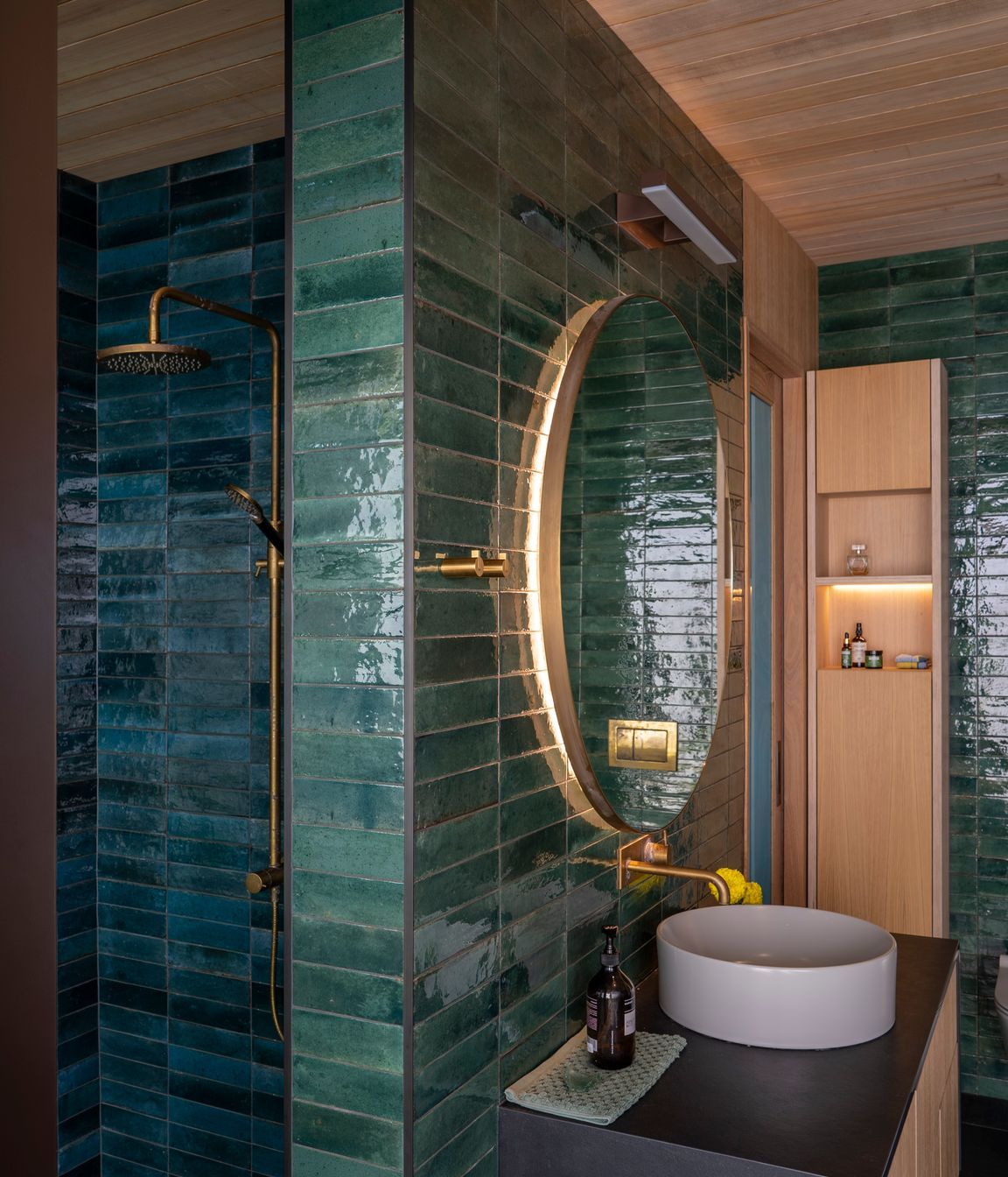 A considered ensuite layout allows for privacy, while the view can still be enjoyed.
