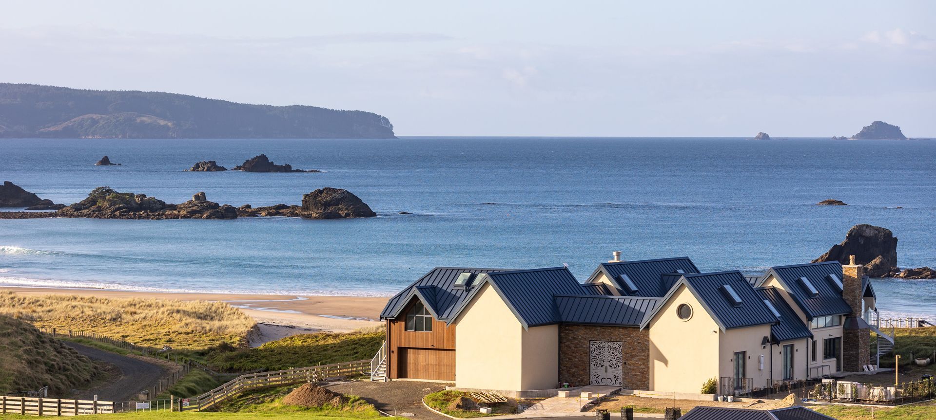 Opito Bay Beach House - Eurostyle Spanlok Roofing - Copper Details - ColorCote banner
