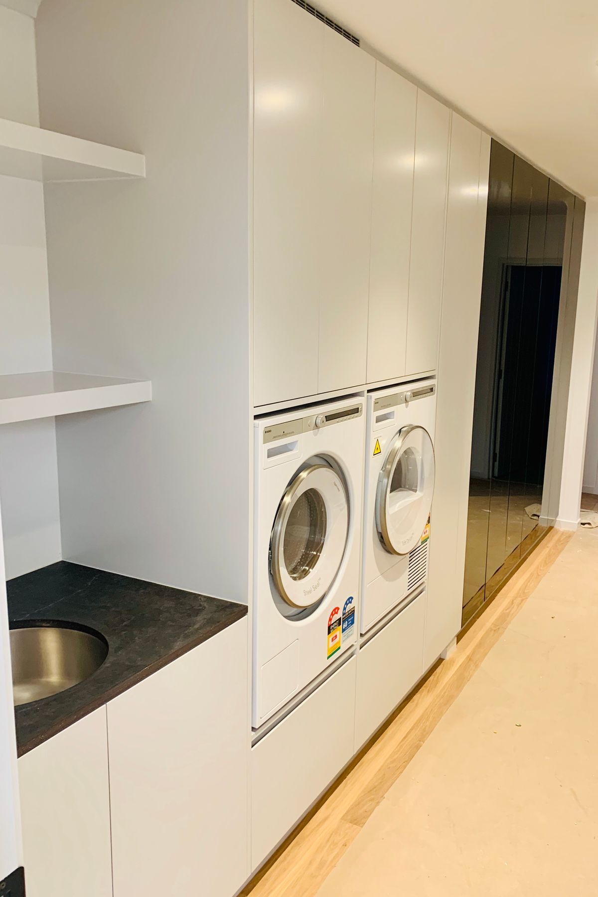 Kitchen & Laundry, Langs Beach