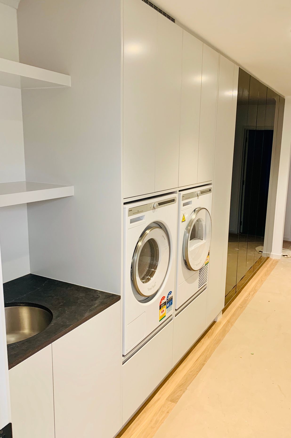 Kitchen & Laundry, Langs Beach