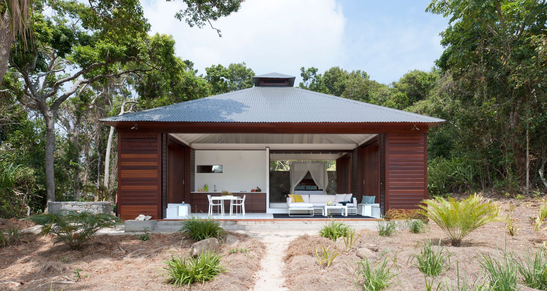 Tropical Beach House QLD banner