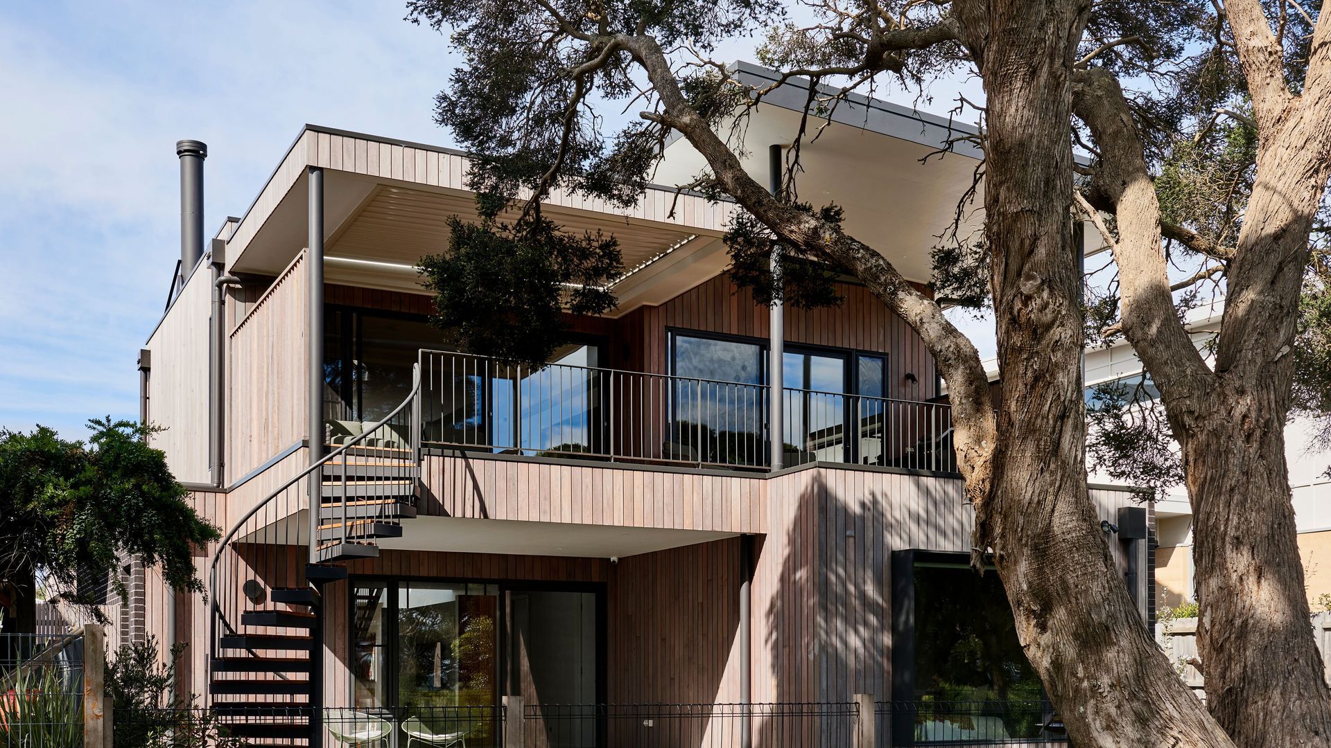 This Treehouse is a Sustainable Home That Connects with the Treetops - Simple Dwelling video