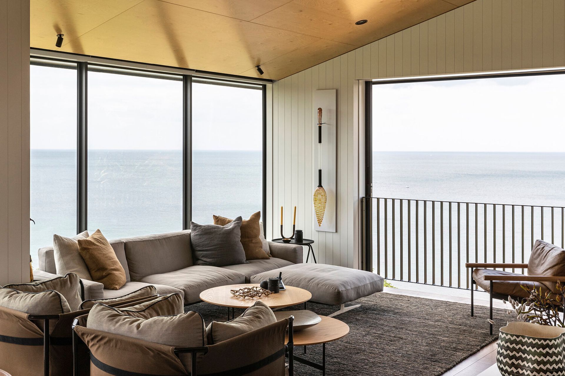 Architect Dave Strachan wanted to play with the typical notion of indoors and outdoors, turning the lounge into more of a covered terrace, thanks to the full-width sliders that slide back on the outside of the building.