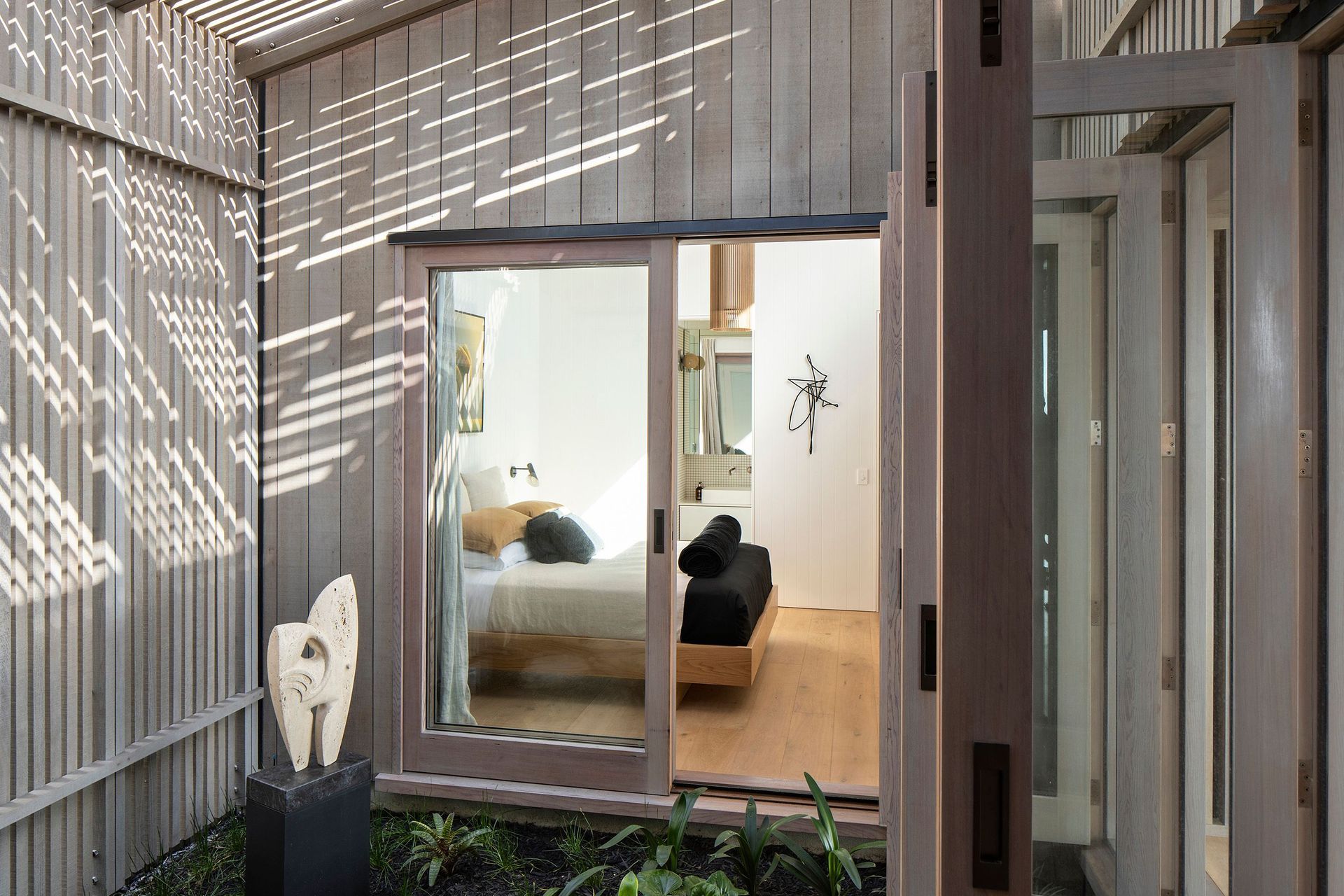 A sliding door between the garden courtyard and guest suite allows for natural ventilation, minimising the use of mechanical cooling.