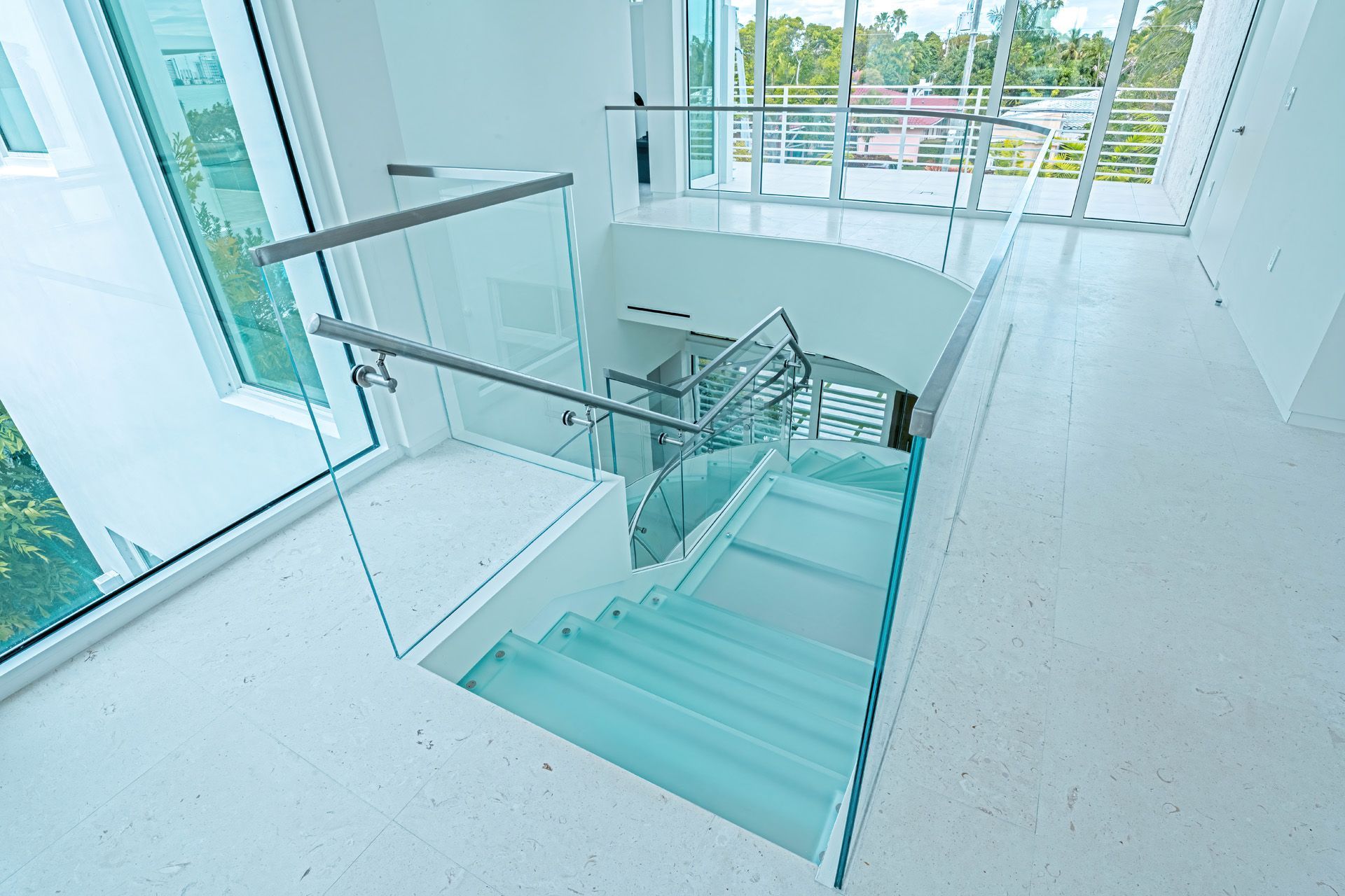 The White House – All Class &amp; Almost All Glass