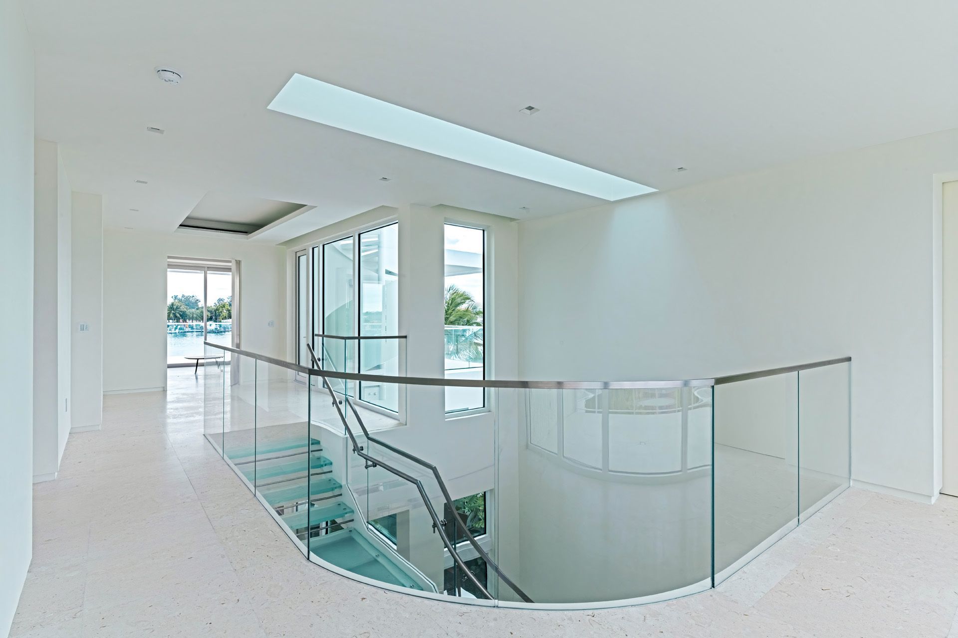 The White House – All Class &amp; Almost All Glass