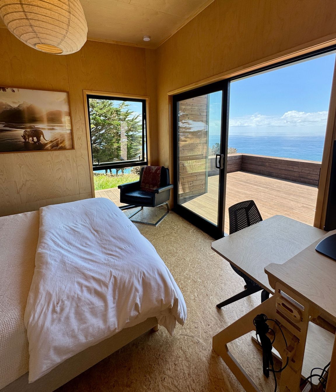 Guest bedroom with birch walls and OSB satin flooring