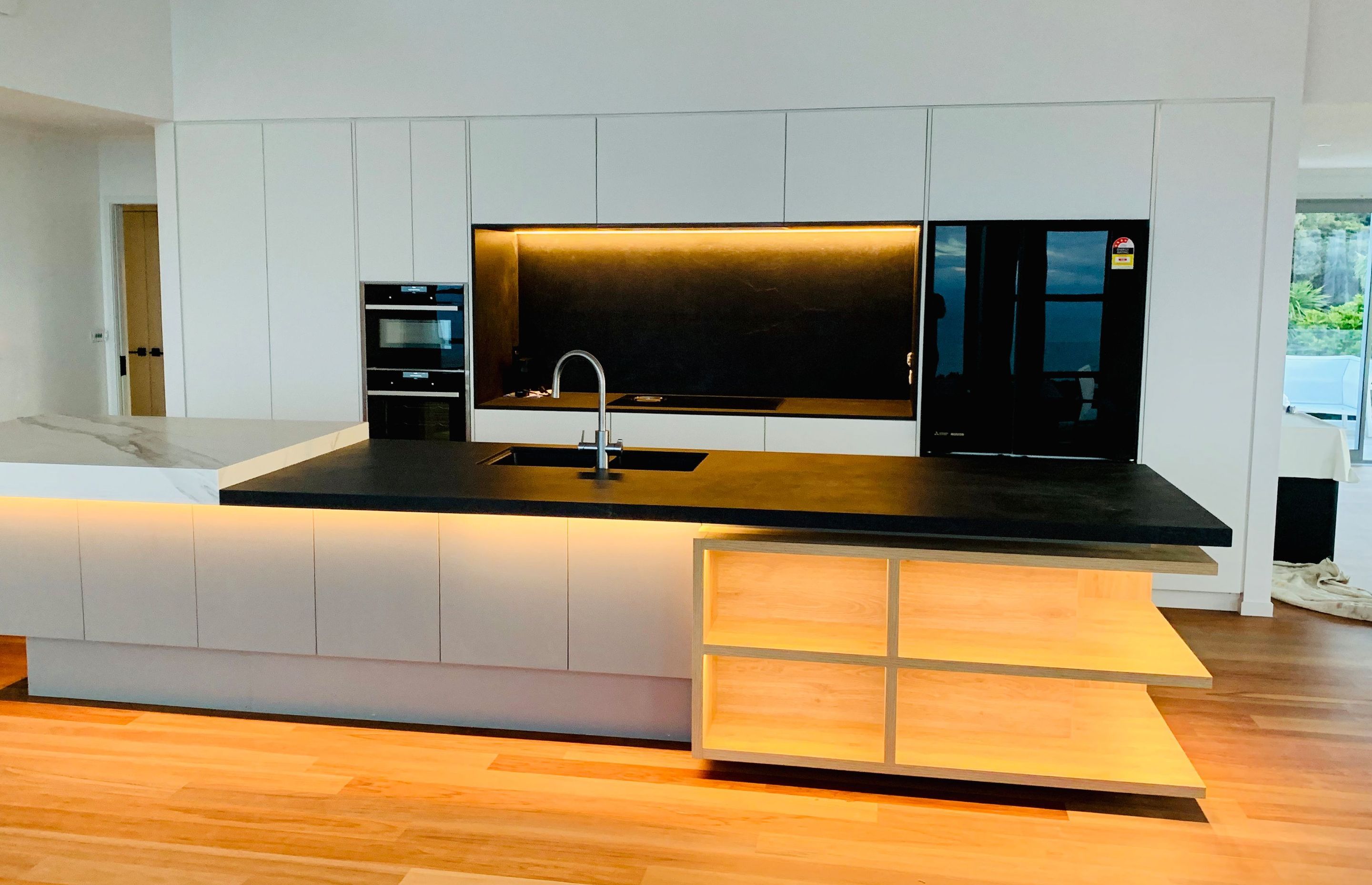 Kitchen & Laundry, Langs Beach