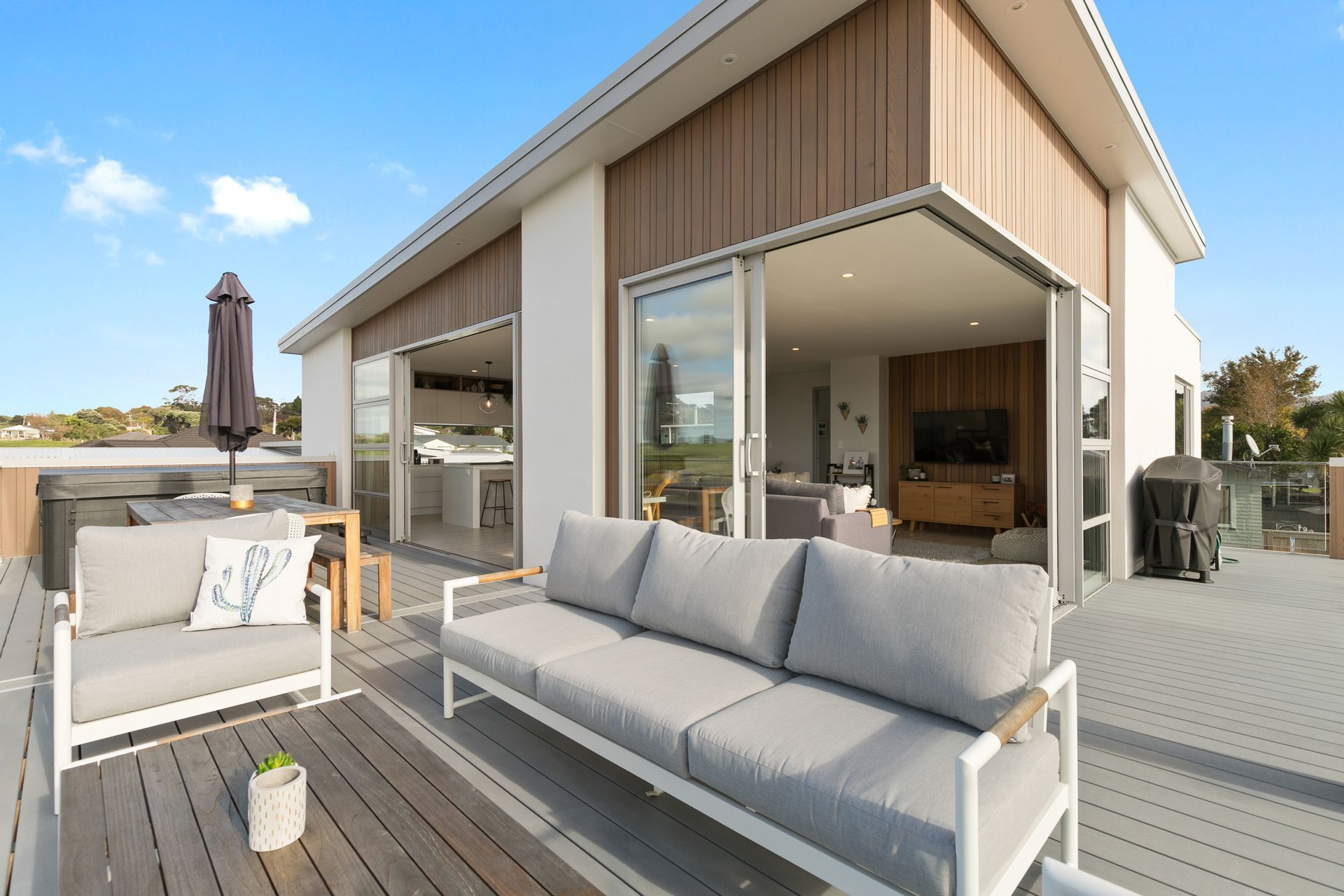 The Seaside Retreat, Raglan