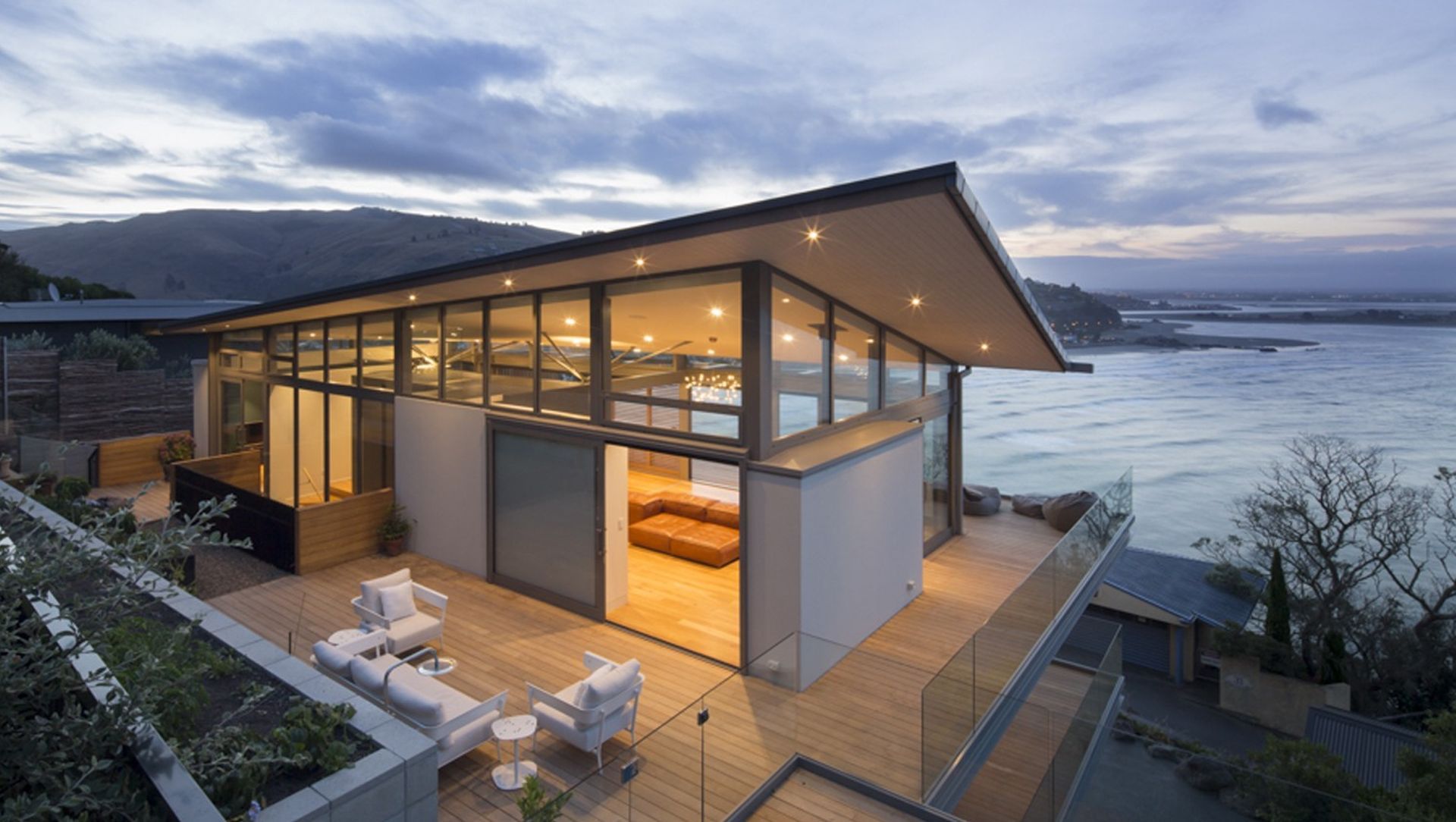 Whitewash Head Road banner