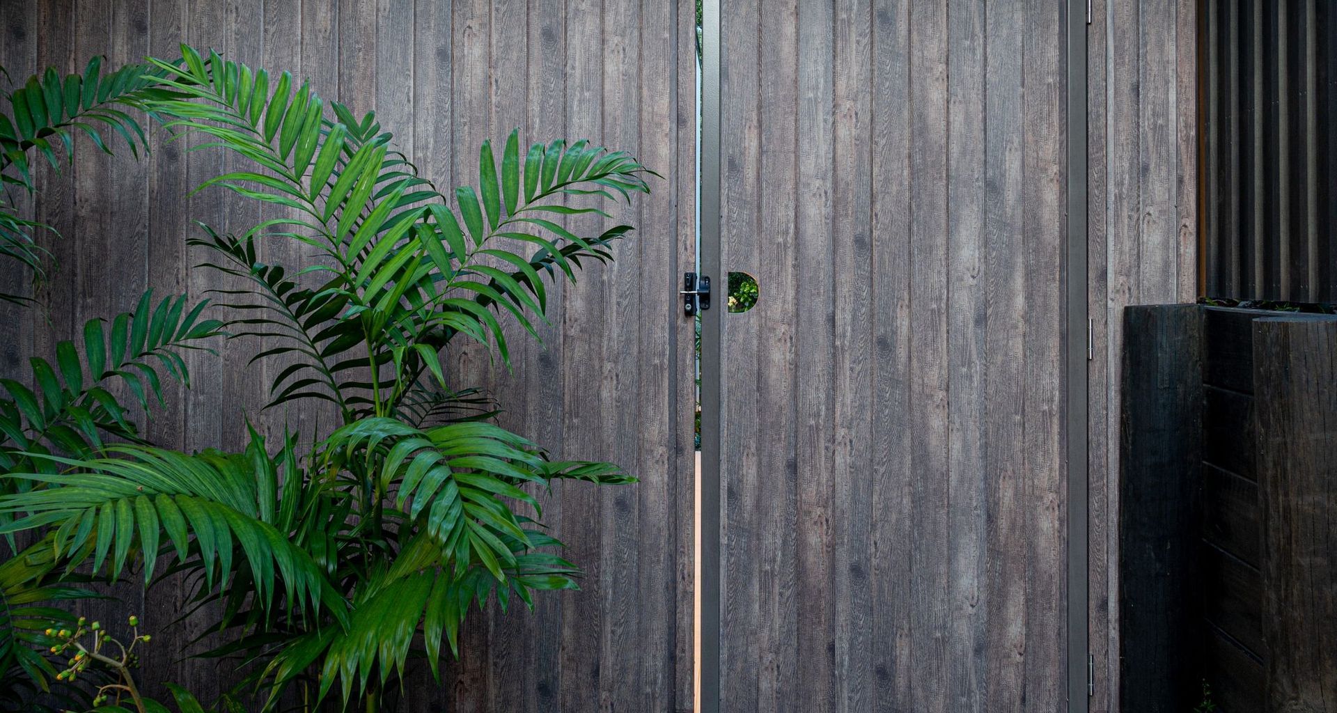 Castor Bay - Woodgrained Aluminum Louvres, Gates & Fencing banner