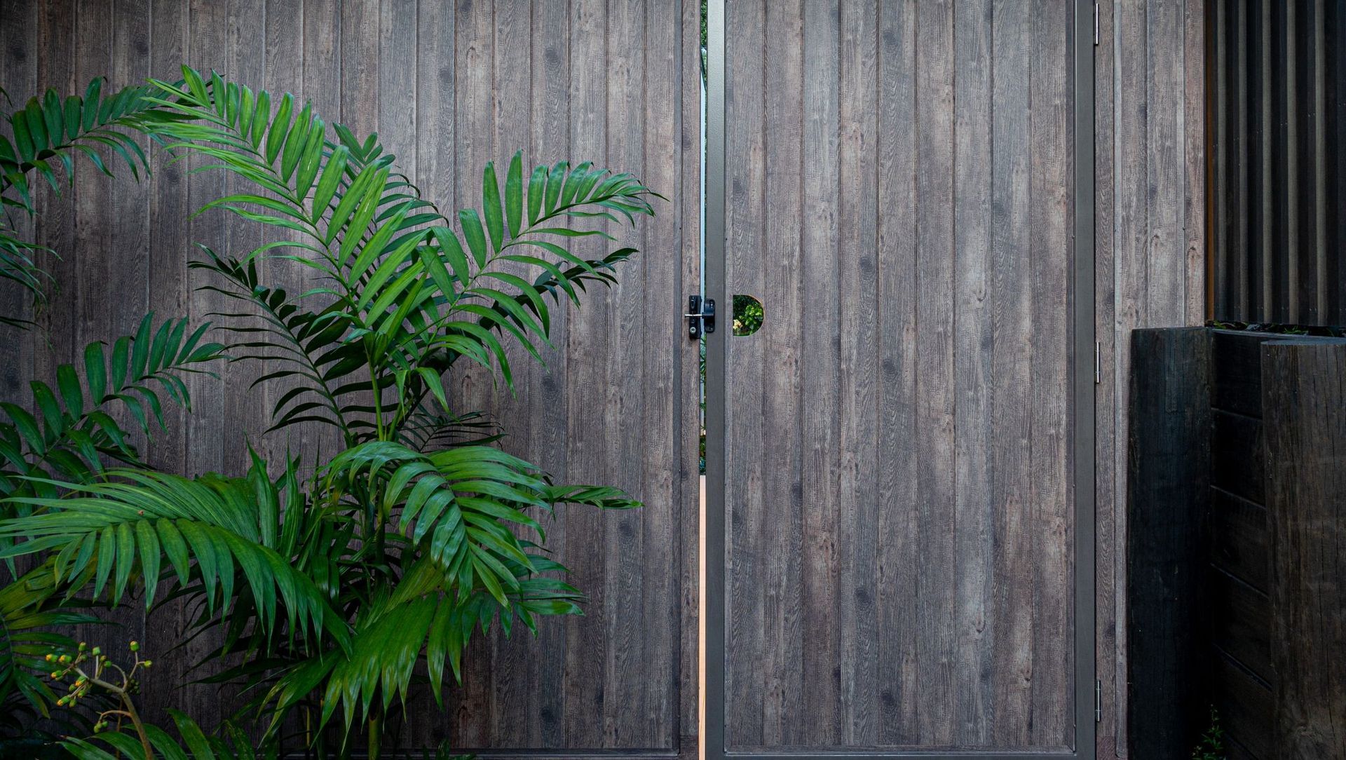 Castor Bay - Woodgrained Aluminum Louvres, Gates & Fencing banner