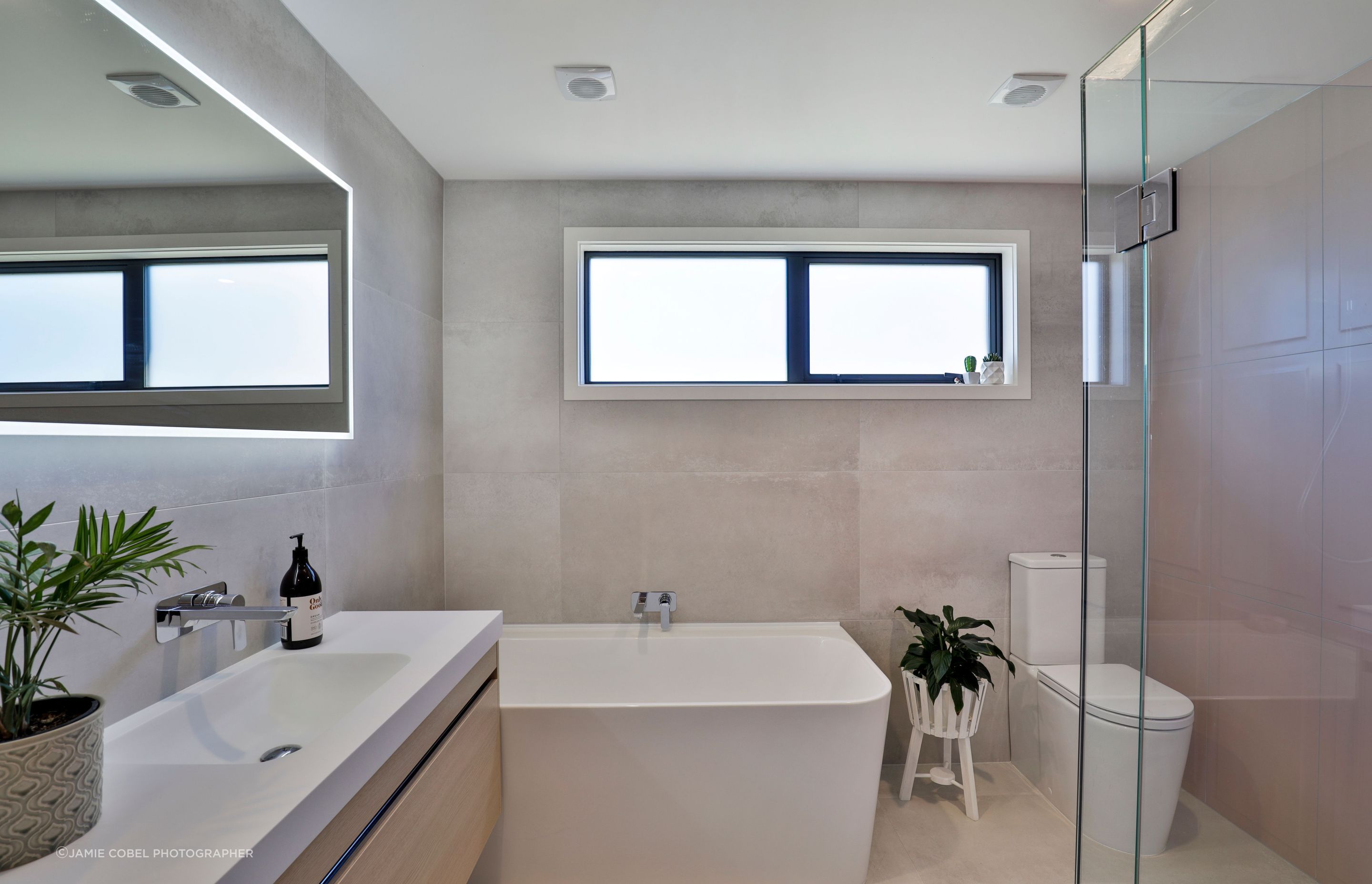 Bathroom: Ensuite: Ferrocemento Bianco 597x1196mm and Victoria Blush Smooth Panel 400x800mm
