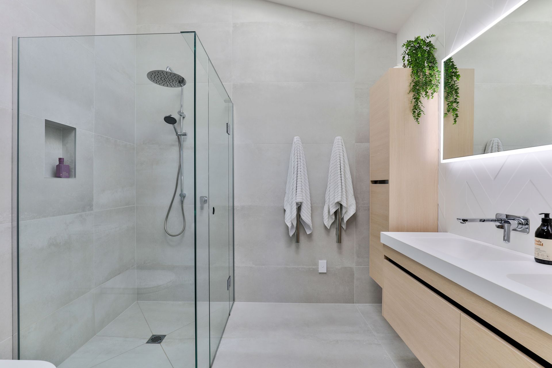 Ensuite: Ferrocemento Bianco 597x1196mm and 4D Chevron White Wall 400x800mm