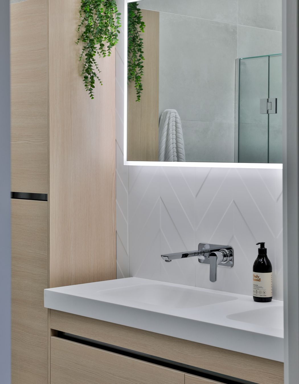 Ensuite: 4D Chevron White Wall 400x800mm