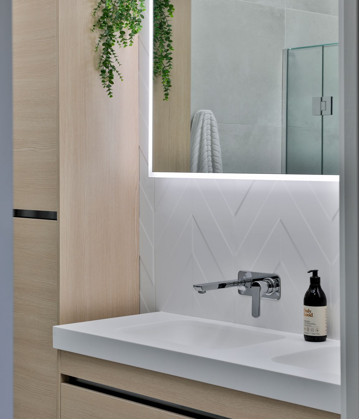 Ensuite:  4D Chevron White Wall 400x800mm