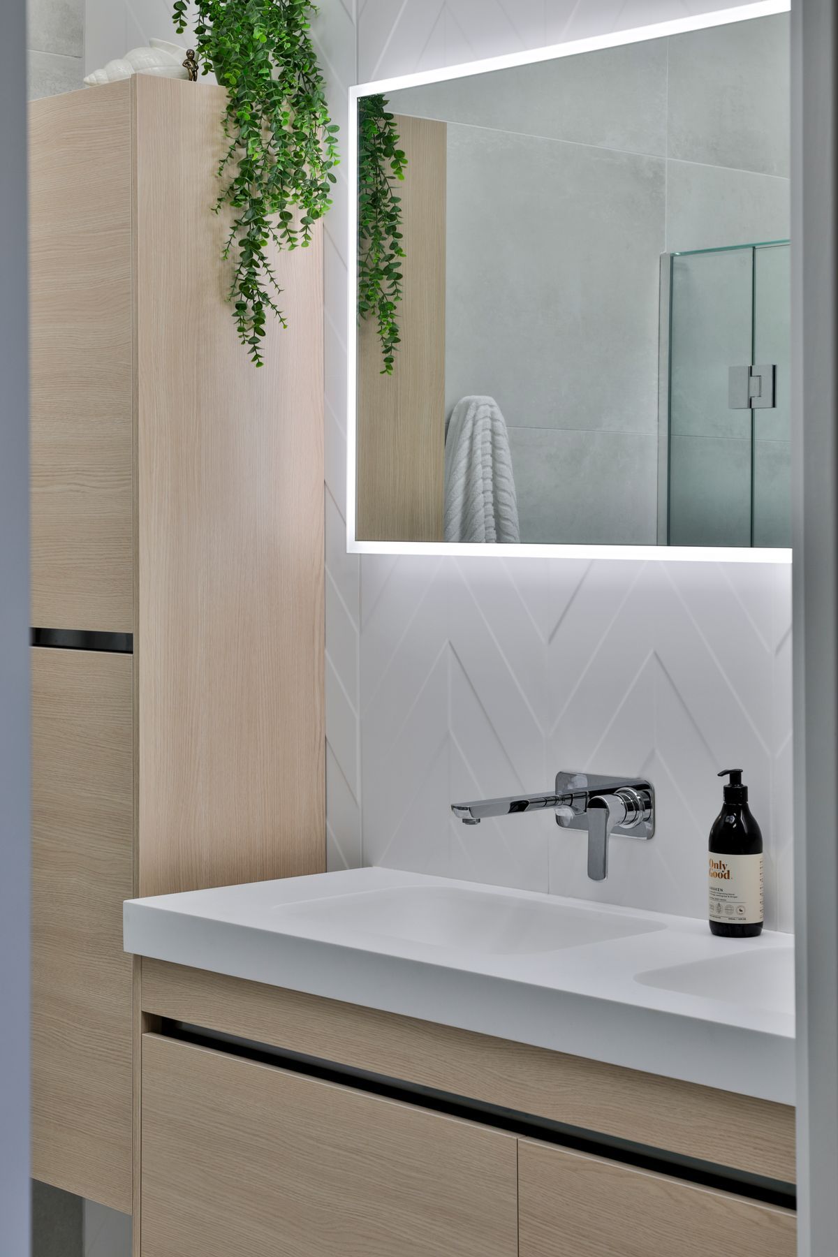 Ensuite: 4D Chevron White Wall 400x800mm