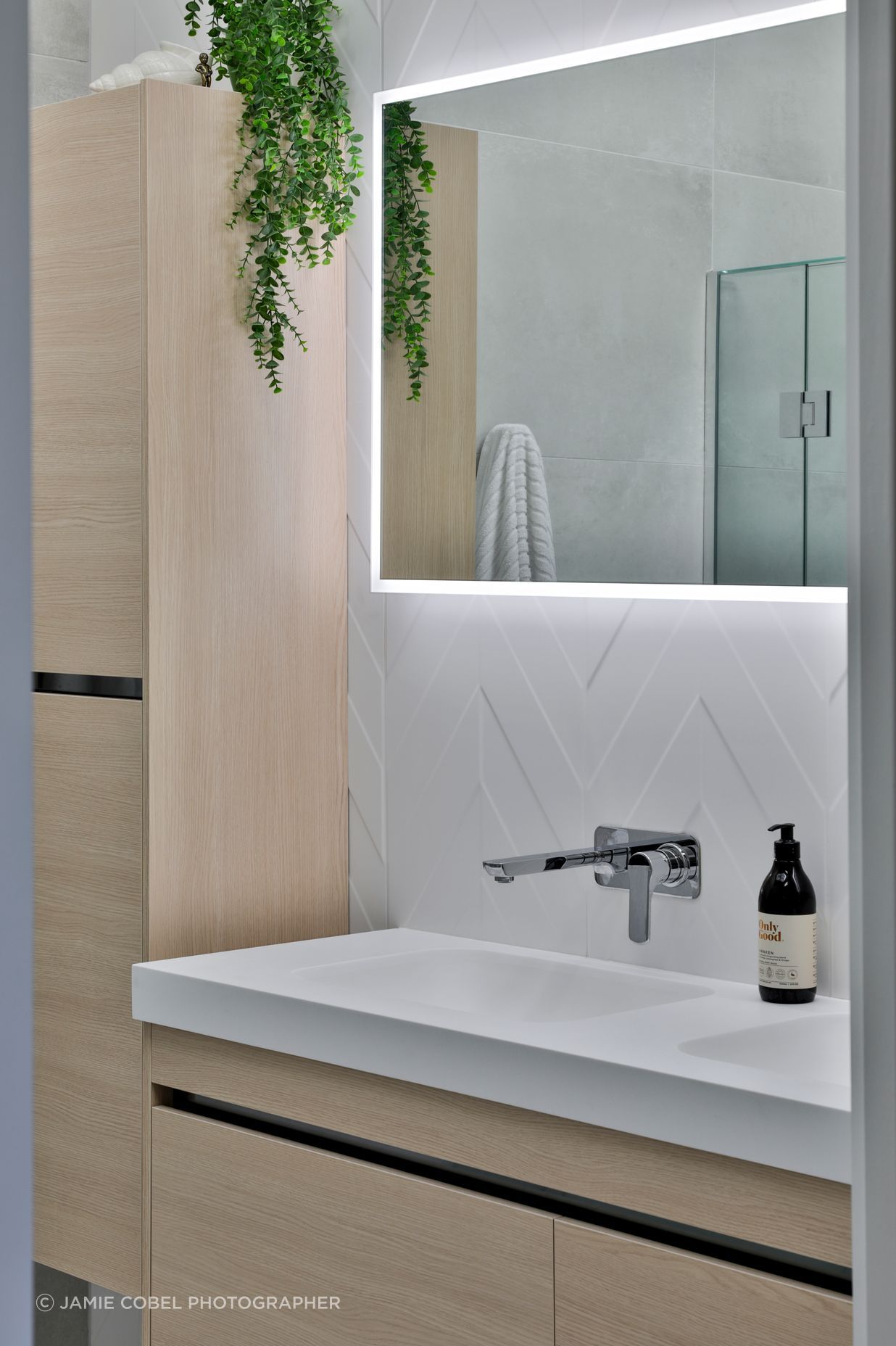 Ensuite: 4D Chevron White Wall 400x800mm