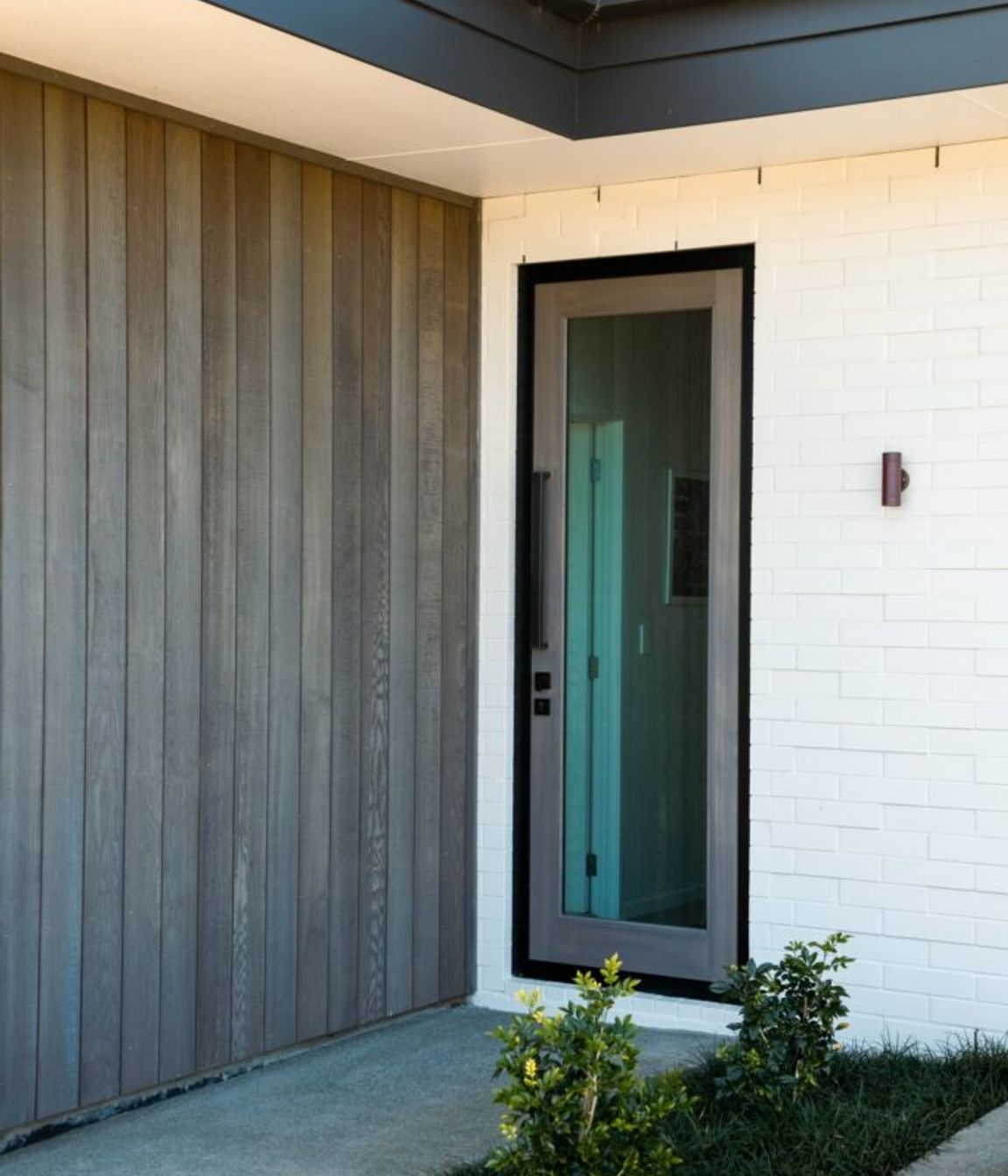 front-door-timber-glass-cedar-shiplap-painted-brick-white-cladding-arcline-architecture-683x1024.jpg
