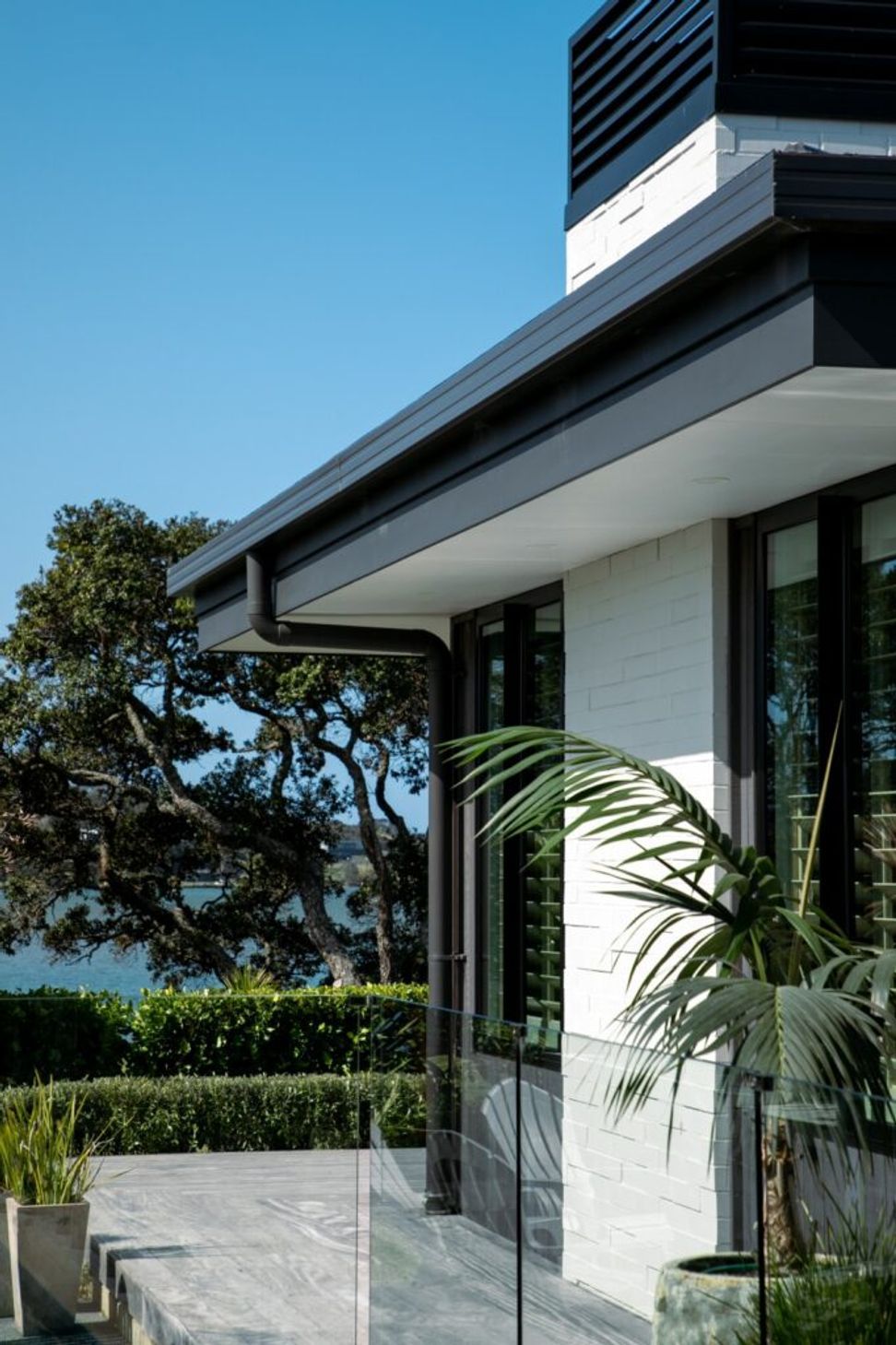 waterfront-cedar-chimney-white-painted-brick-cladding-decking-arcline-architecture-683x1024.jpg