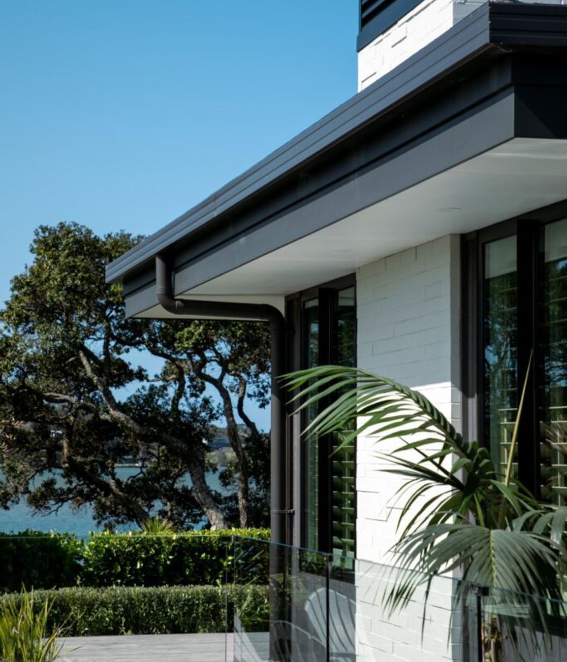 waterfront-cedar-chimney-white-painted-brick-cladding-decking-arcline-architecture-683x1024.jpg