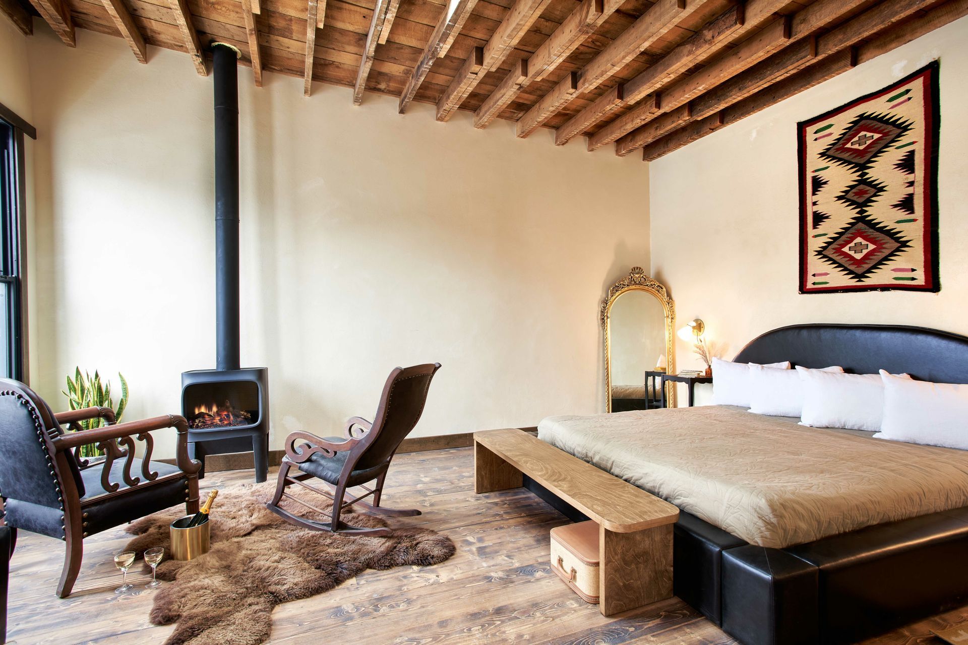 168WerkCreativeWesternHotelKing-Suite-Fireplace72DPI2026-05-14-222055ctxj.jpg