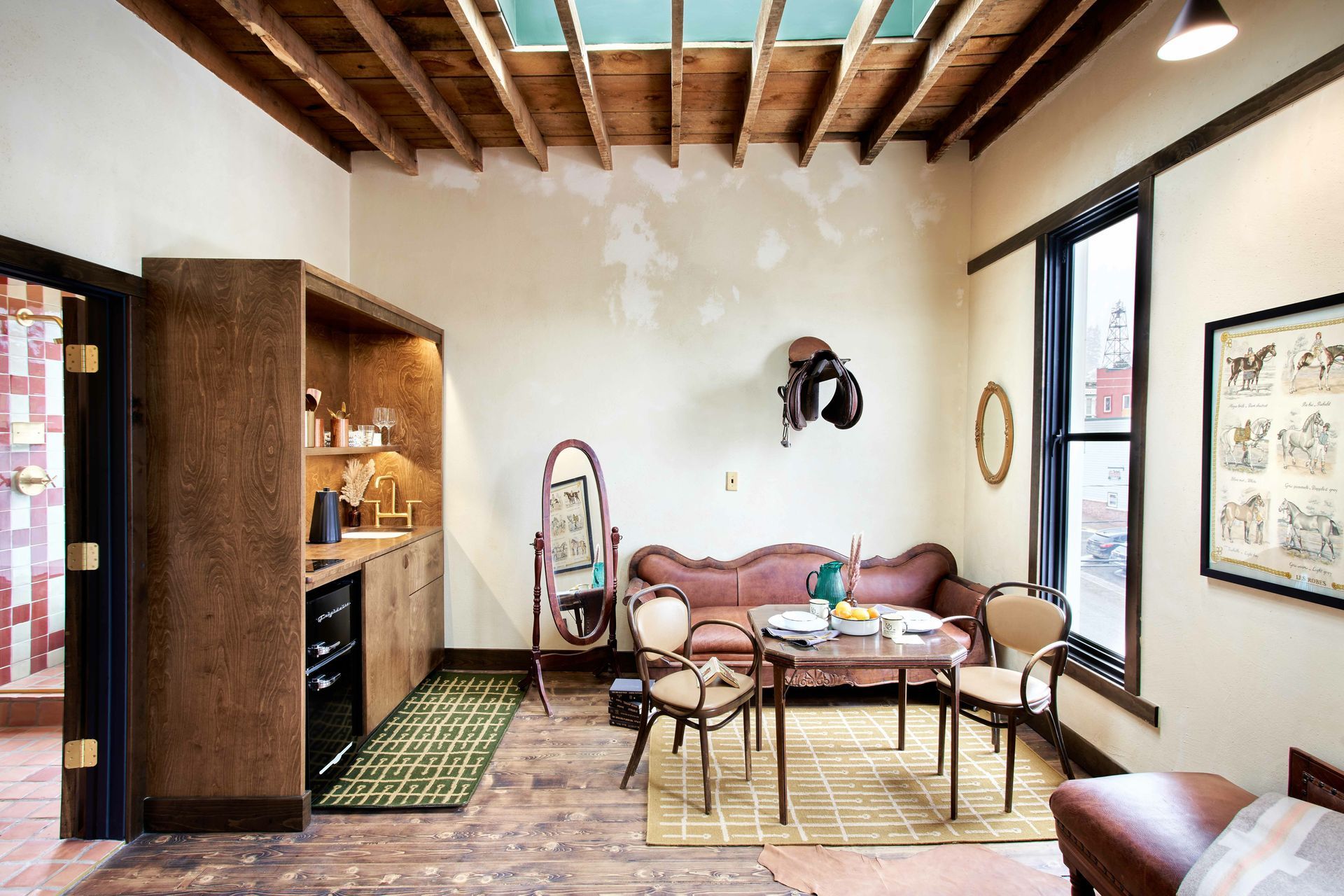 174WerkCreativeWesternHotelKing-Suite-Living72DPI.jpg