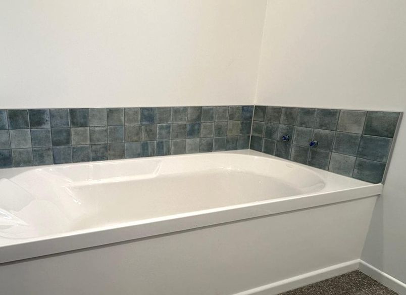 Damn Good Tiling - Bathtub Top Wall