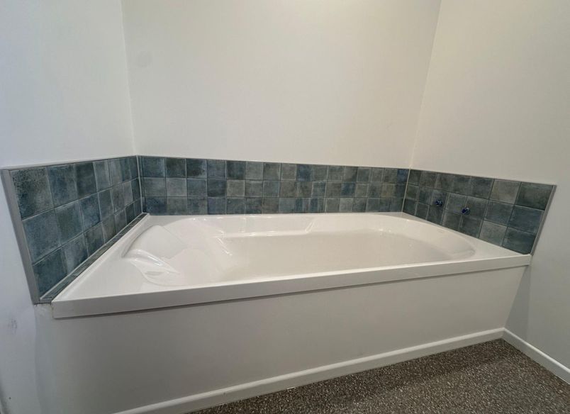Damn Good Tiling - Bathtub Top Wall