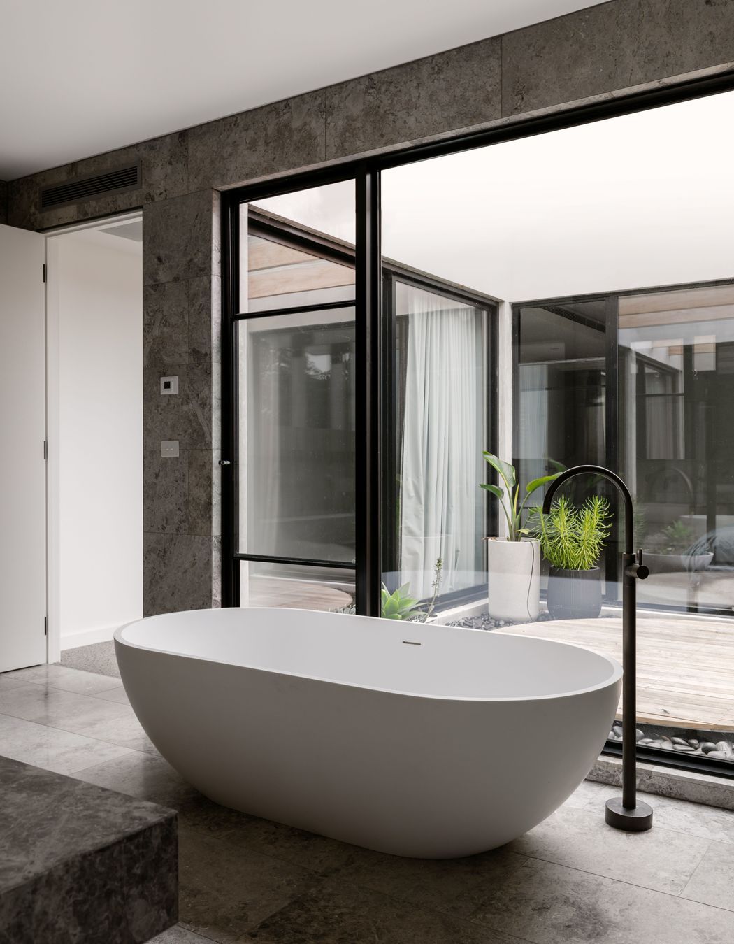 PHOTOGRAPHER: ELISE SCOTT