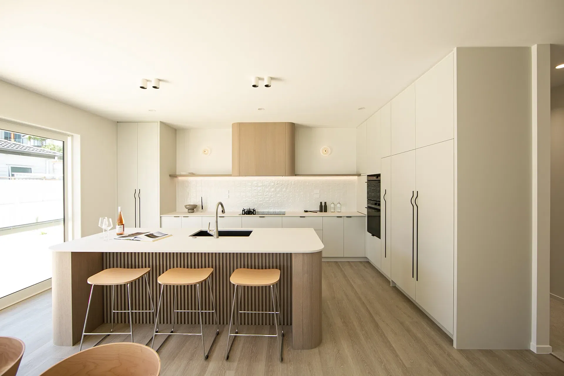 696efa303206c8be1d68e8c2Red20Beach20Home20-20Desert20Oak20Shinnoki20Veneer20Panels2028.webp