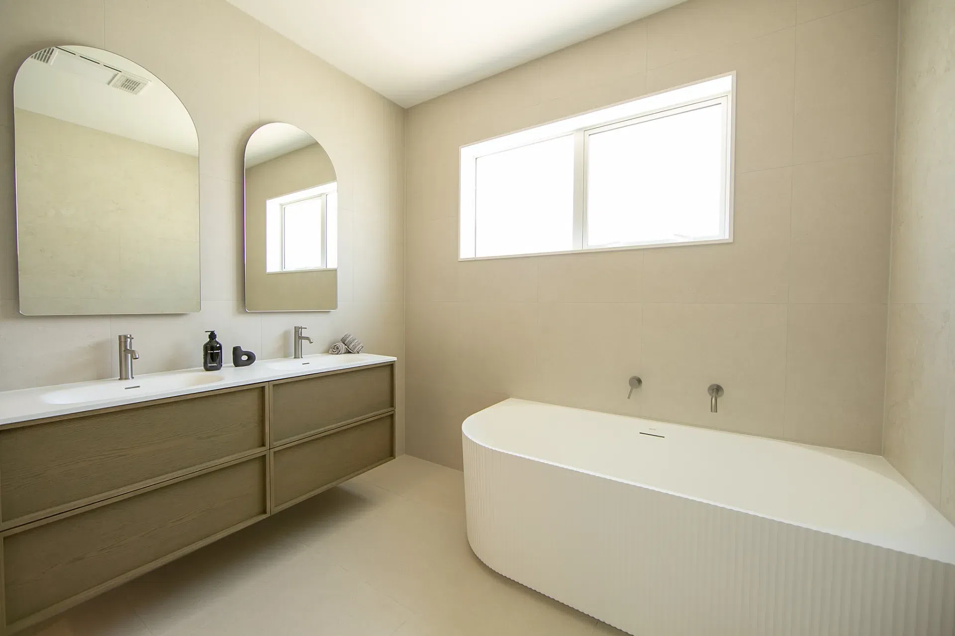 696efa4212b2f309a13b220fRed20Beach20Home20-20Desert20Oak20Shinnoki20Veneer20Panels2025.webp