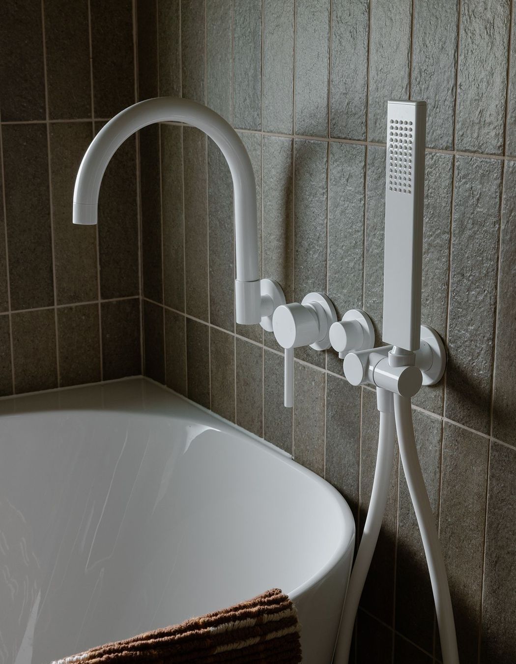 Whananaki Beach Retreat / Alex Walls, Walls Studio / Fornace Verde Muschio 60x240mm.