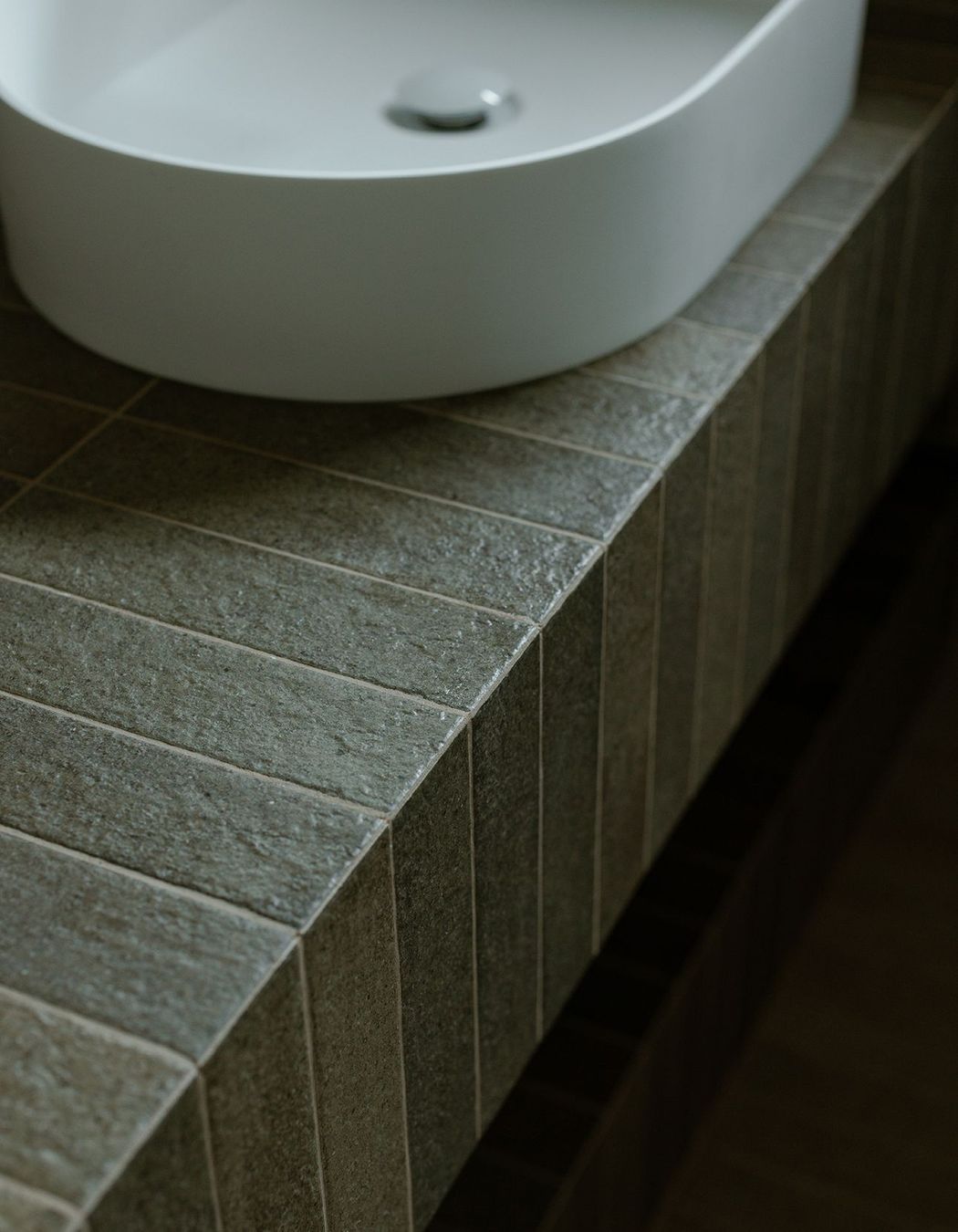 Whananaki Beach Retreat / Alex Walls, Walls Studio / Bathroom. Custom vanity: Fornace Verde Muschio 60x240mm.