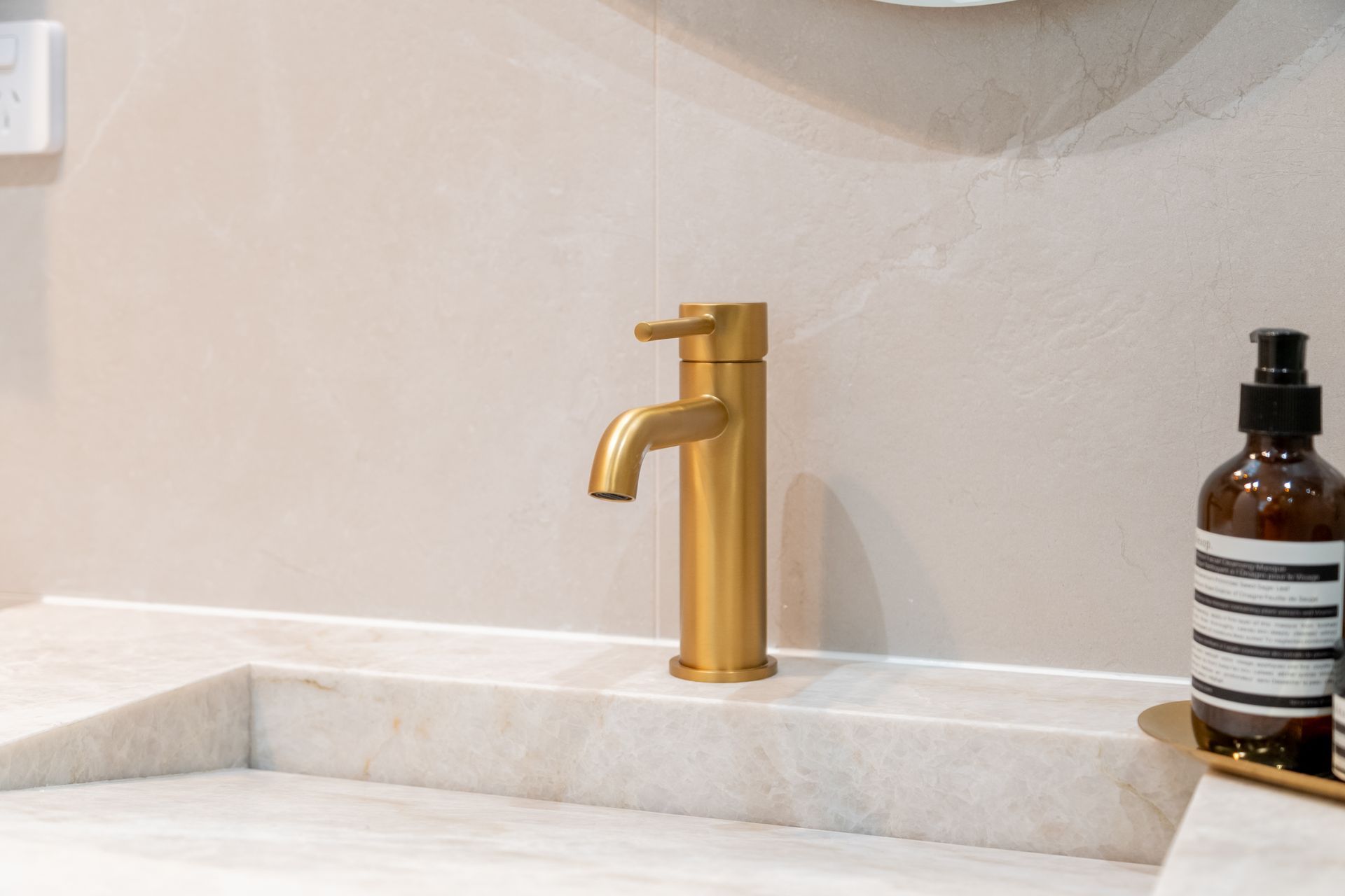 Lucid Pin in Brushed Brass